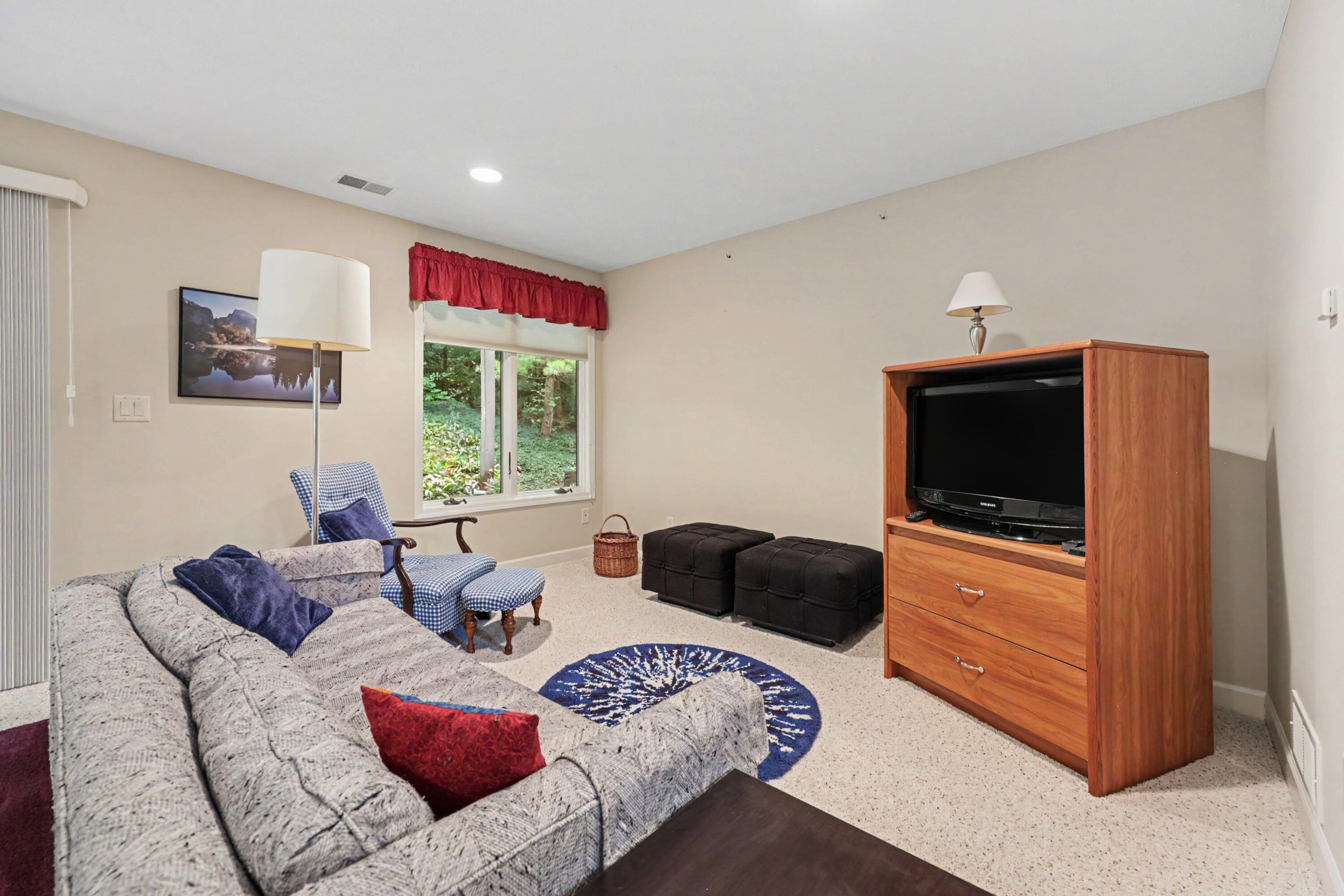 2860 Willow Ln Court NE Grand Rapids MI 49525