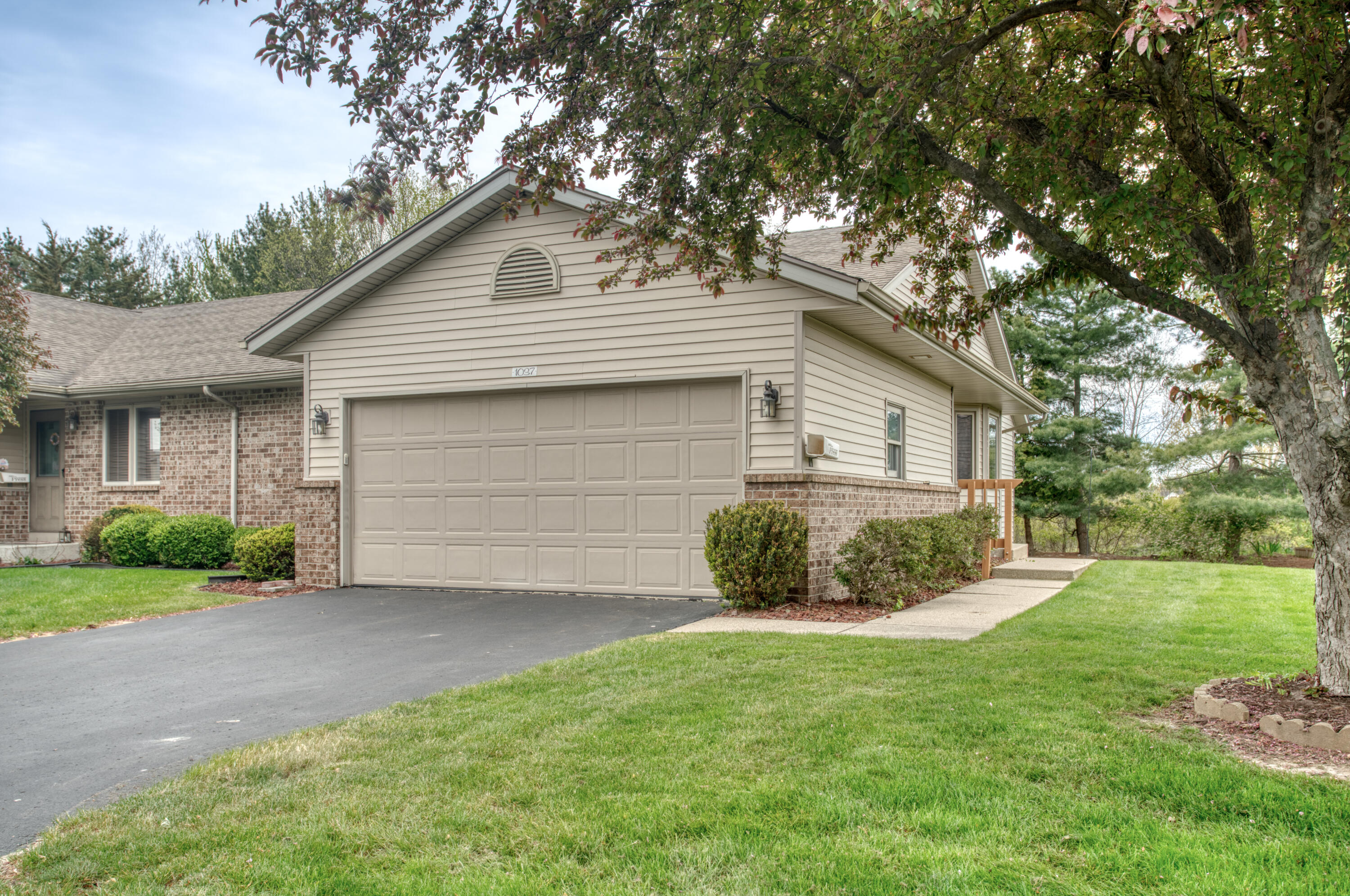1037 Country Gardens NW Grand Rapids MI 49534