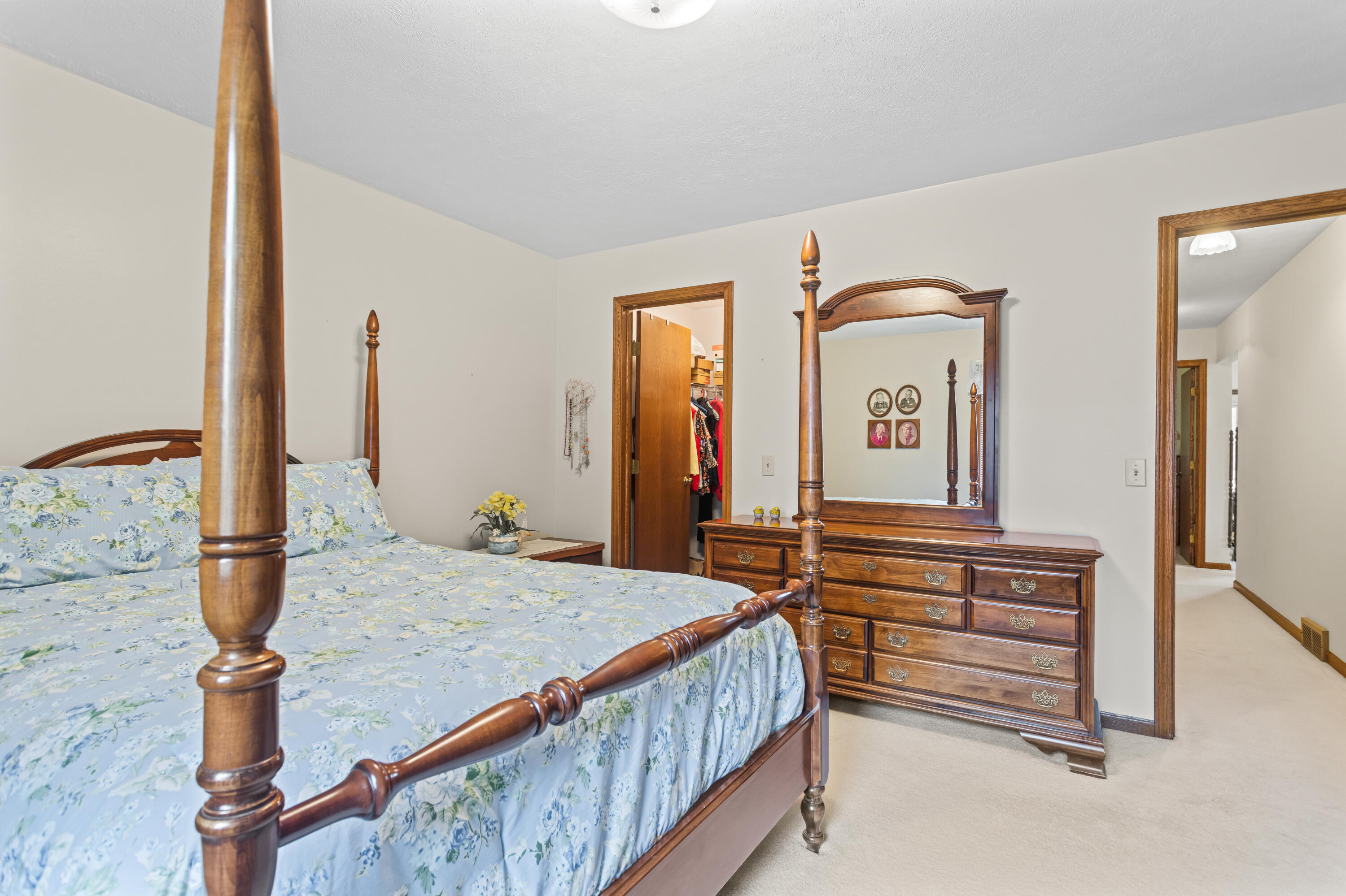 1037 Country Gardens NW Grand Rapids MI 49534