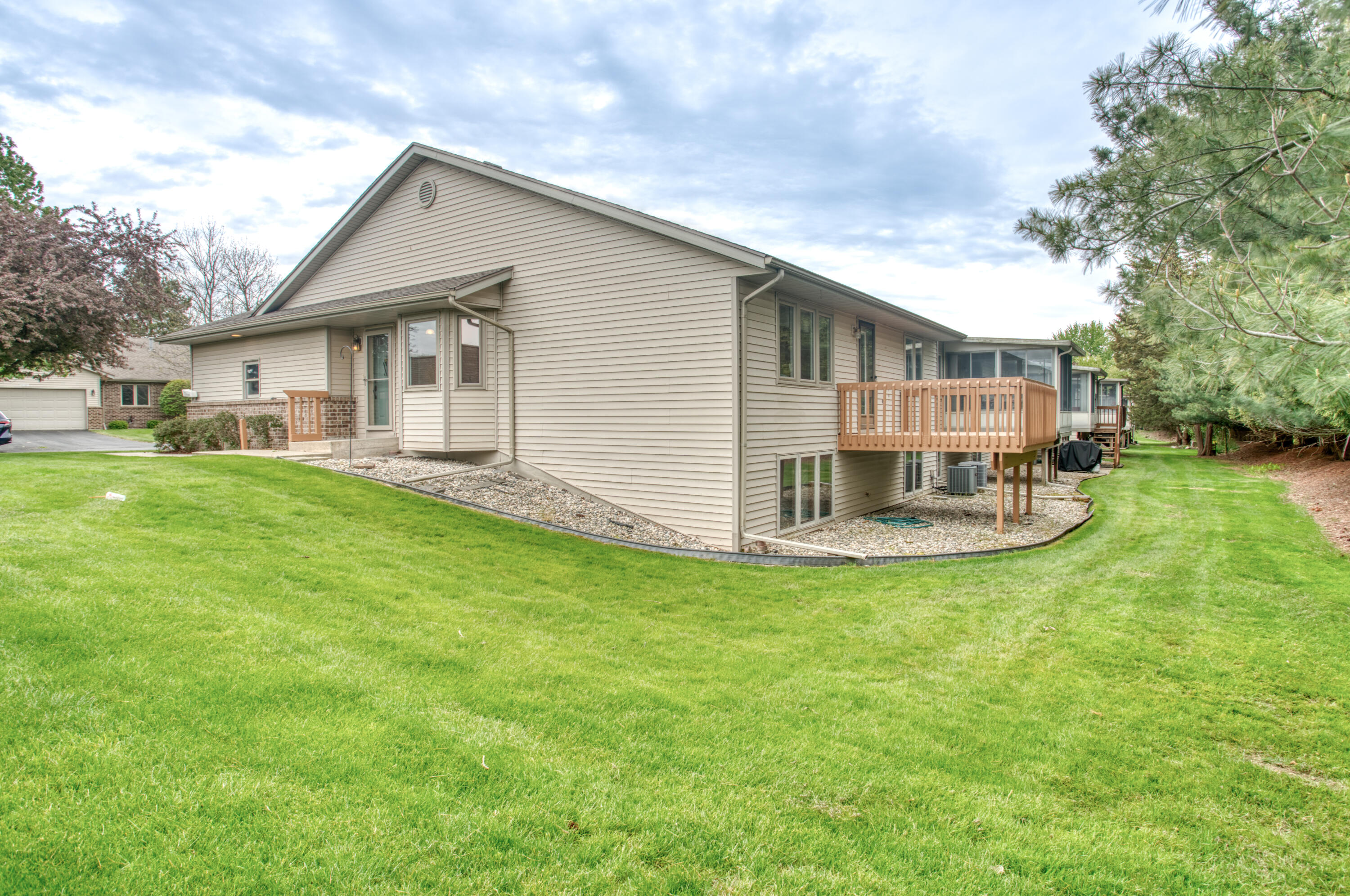 1037 Country Gardens NW Grand Rapids MI 49534