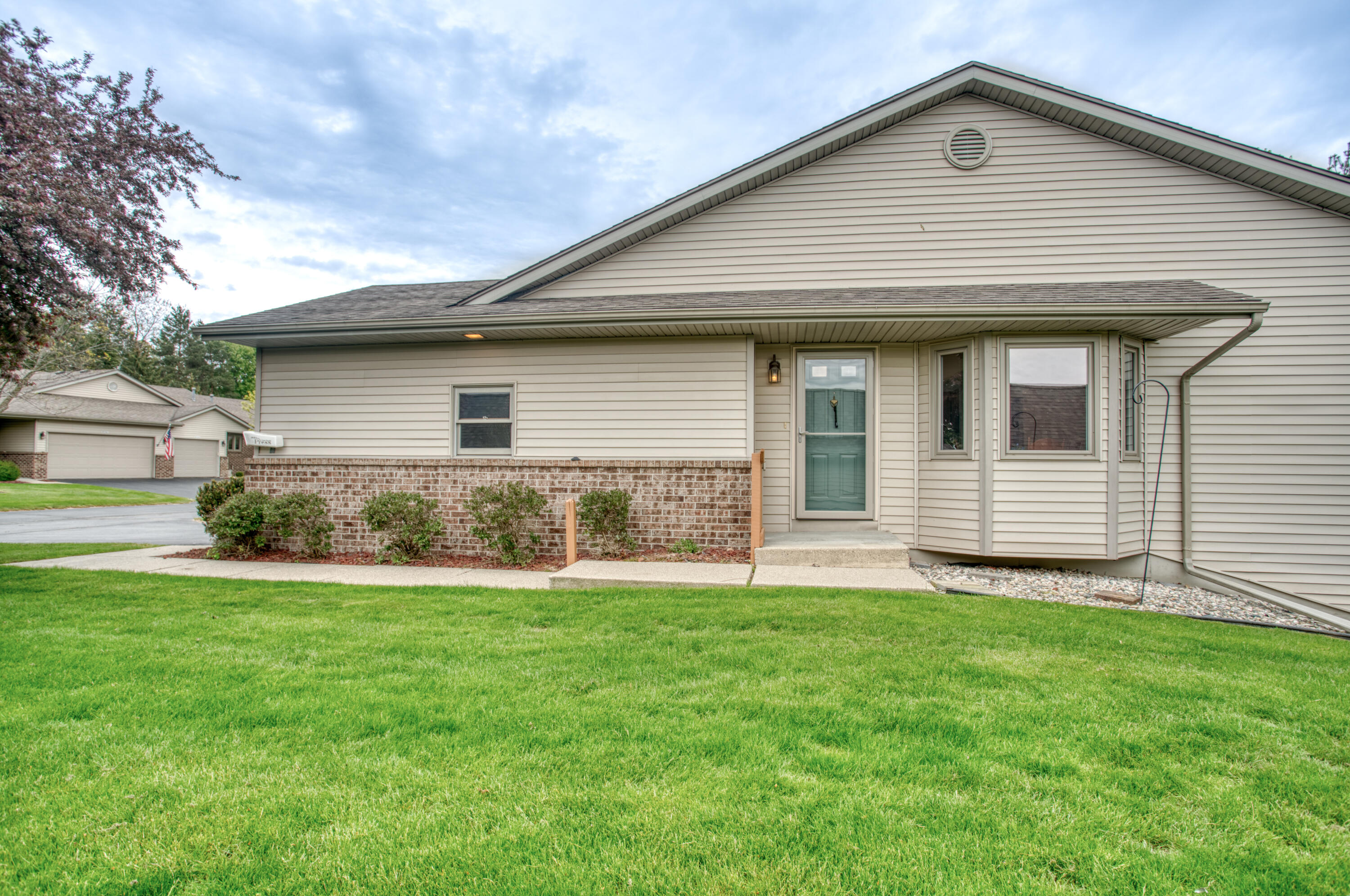 1037 Country Gardens NW Grand Rapids MI 49534