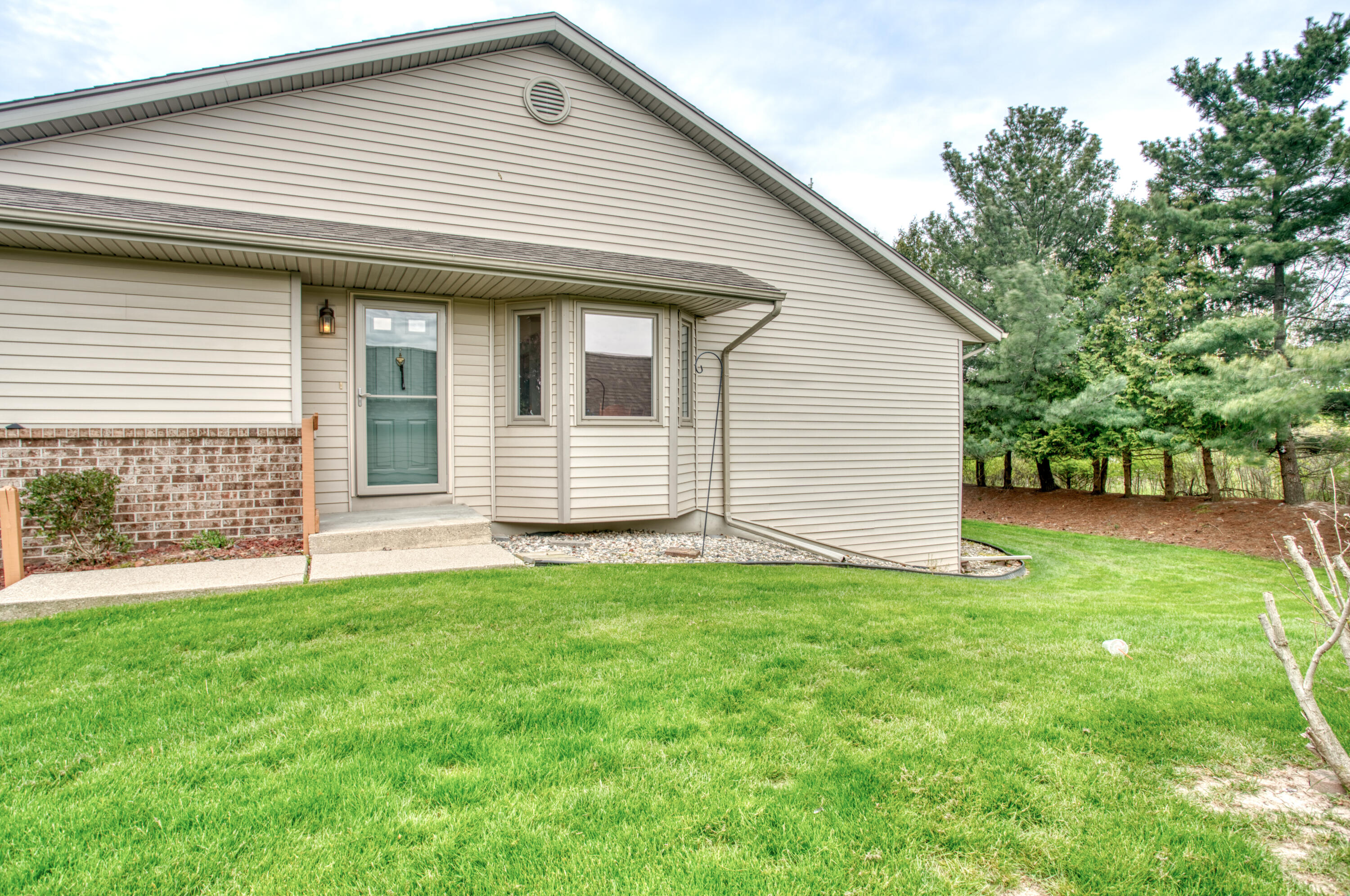 1037 Country Gardens NW Grand Rapids MI 49534
