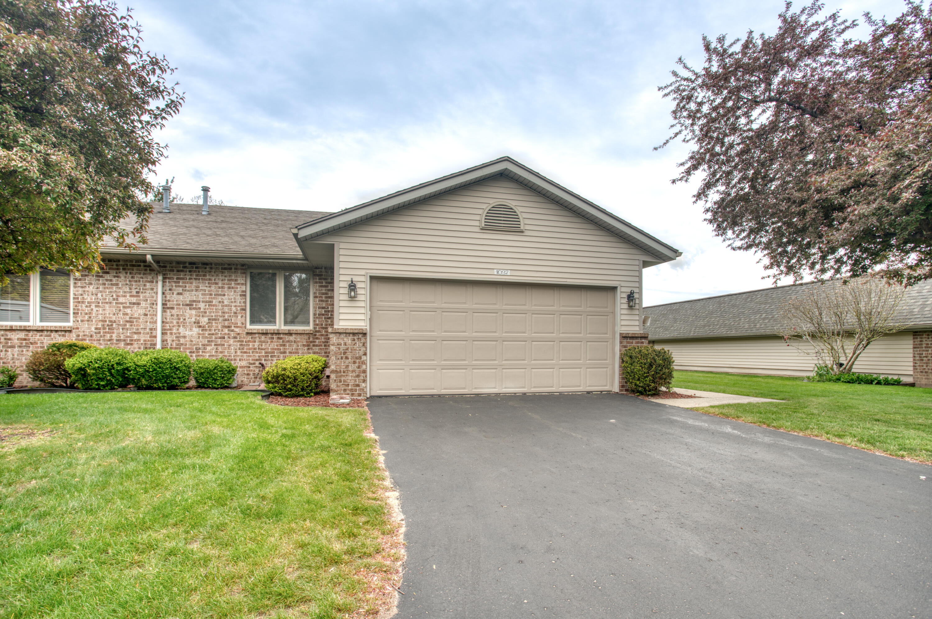 1037 Country Gardens NW Grand Rapids MI 49534