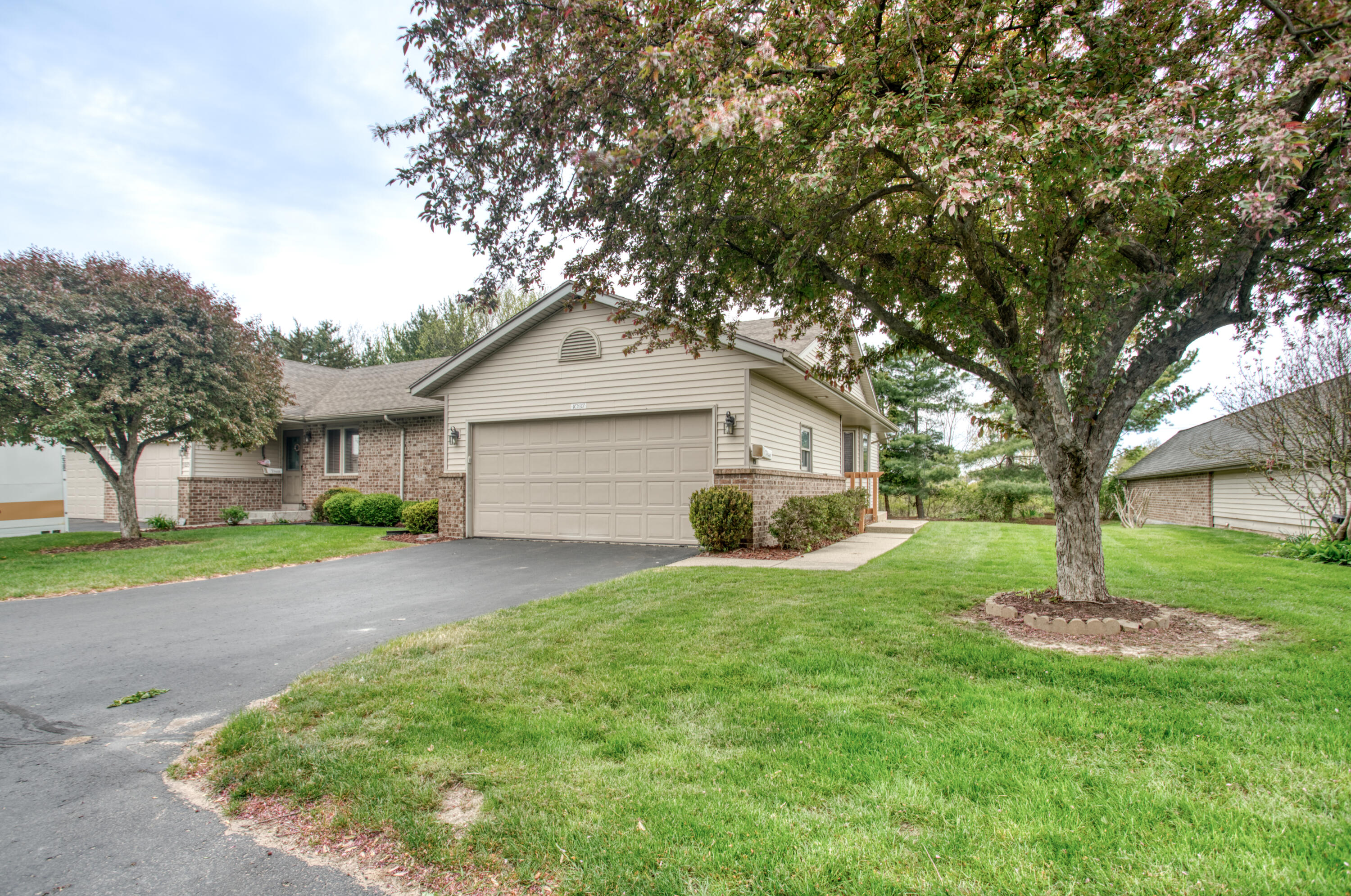1037 Country Gardens NW Grand Rapids MI 49534