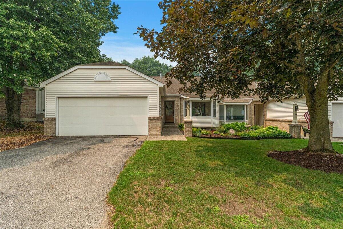 77 Skyline Circle NW Grand Rapids MI 49504
