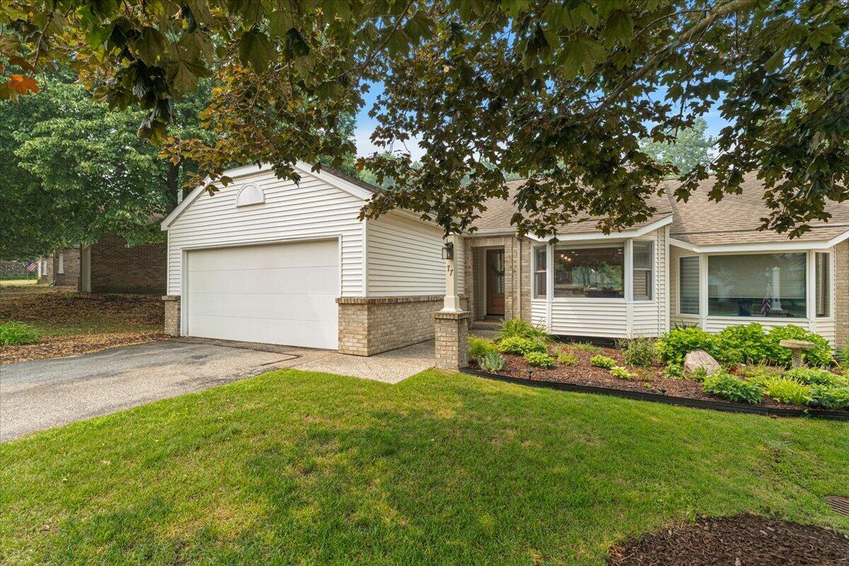 77 Skyline Circle NW Grand Rapids MI 49504