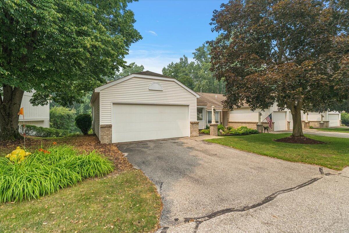 77 Skyline Circle NW Grand Rapids MI 49504