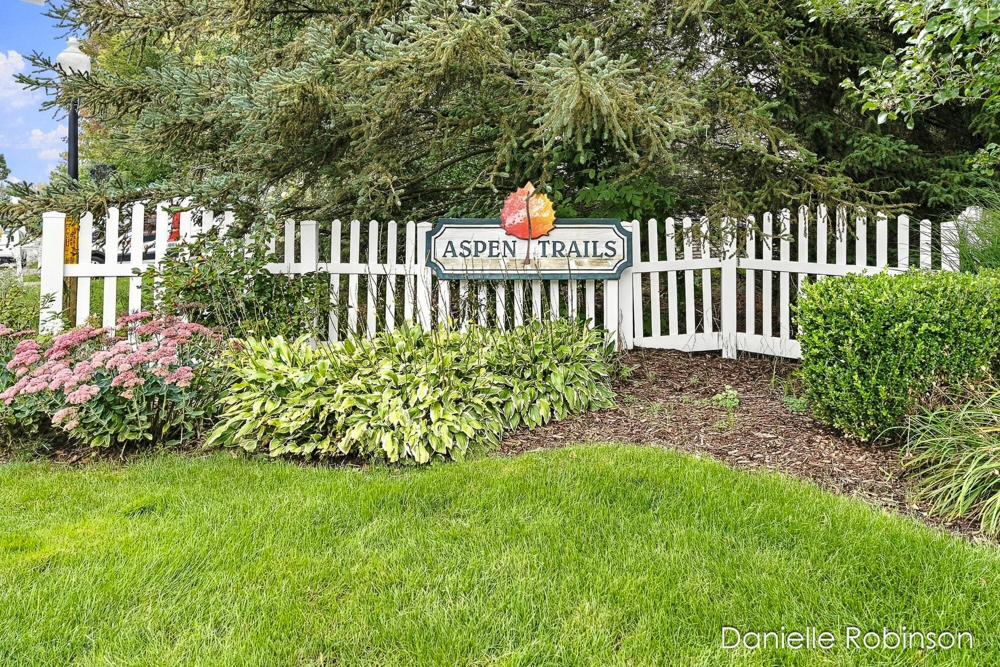 54 Aspen Lane NE Grand Rapids MI 49546