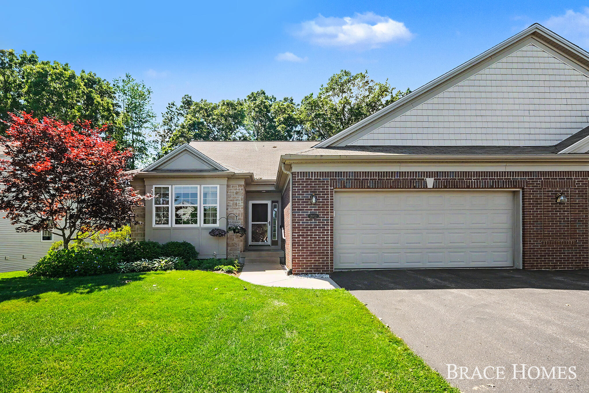 2902 Woodridge Circle NE Grand Rapids MI 49525
