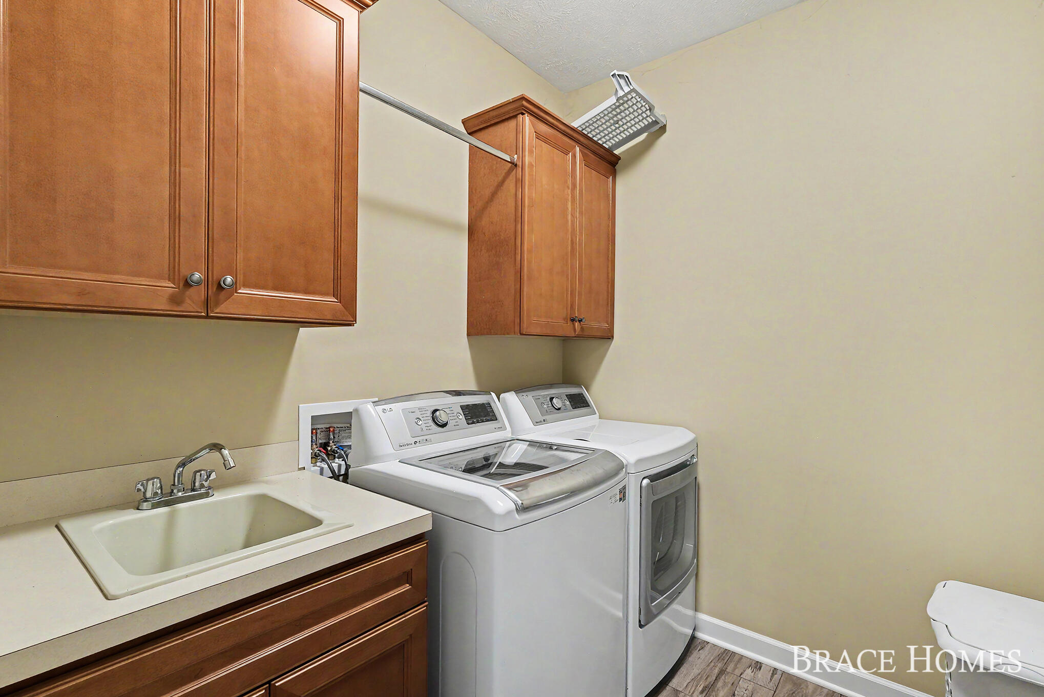 2902 Woodridge Circle NE Grand Rapids MI 49525