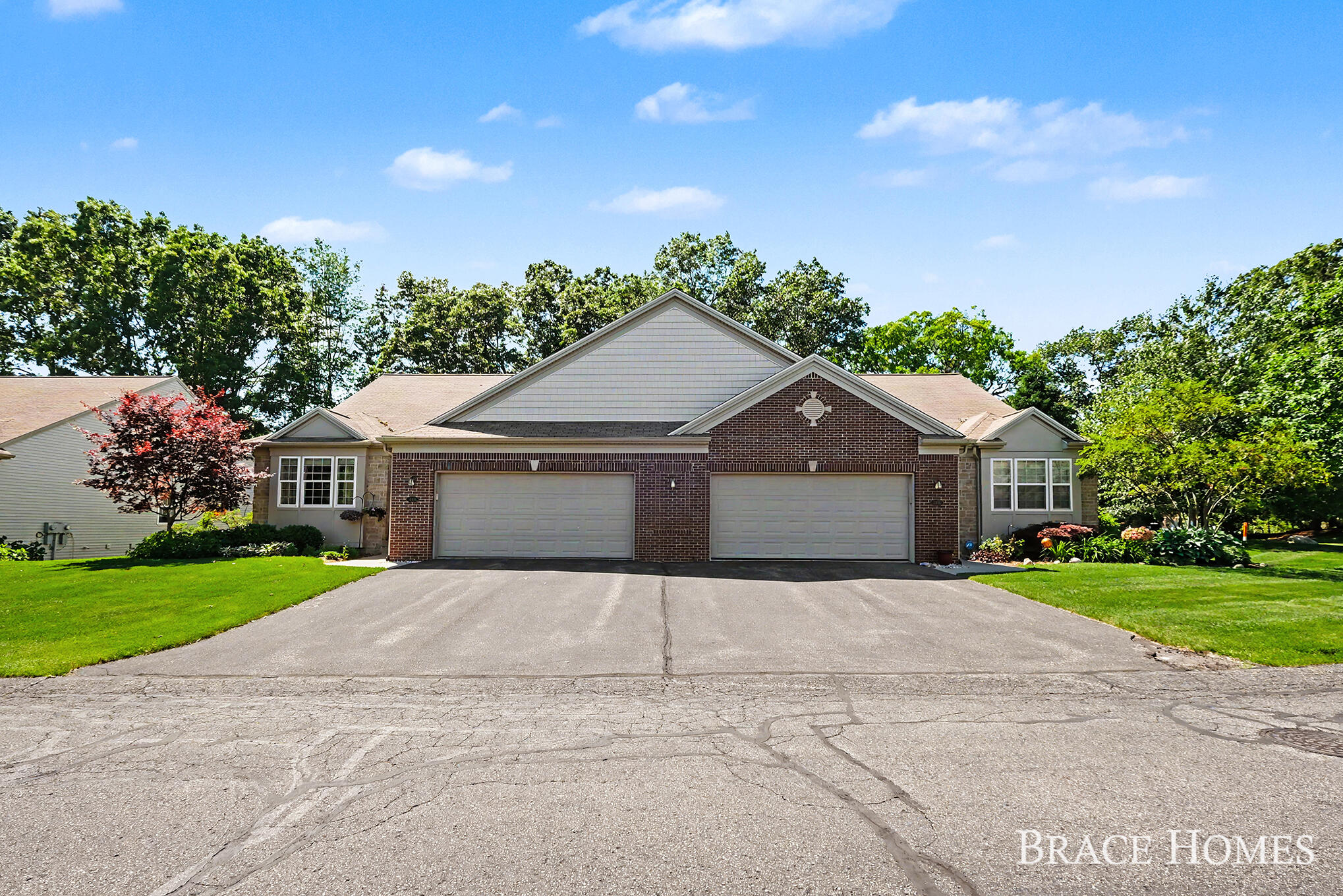2902 Woodridge Circle NE Grand Rapids MI 49525