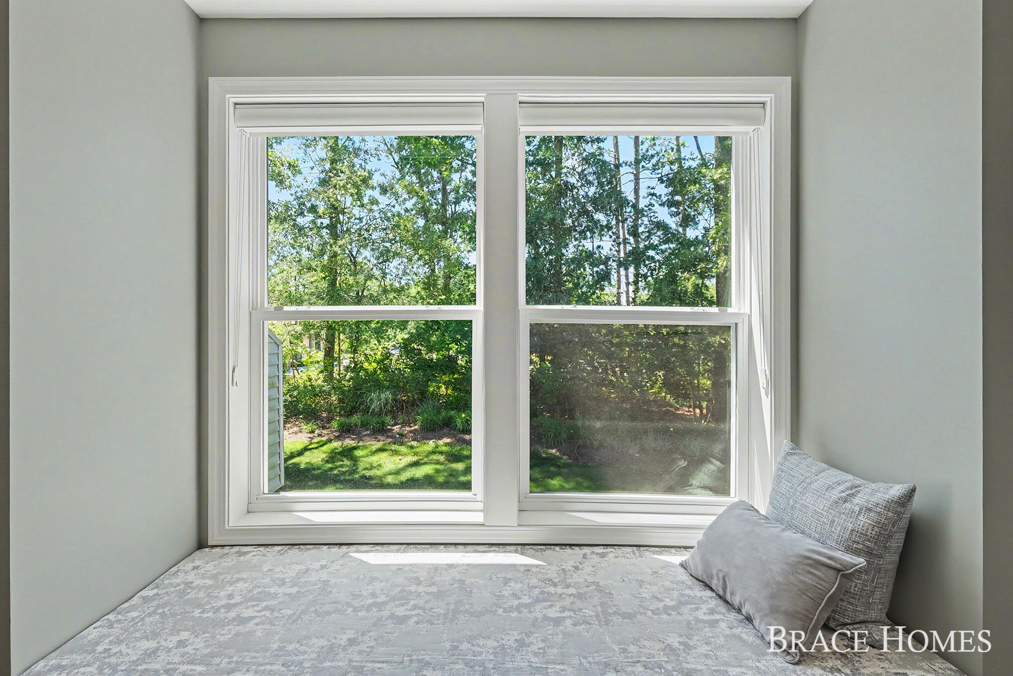 2902 Woodridge Circle NE Grand Rapids MI 49525