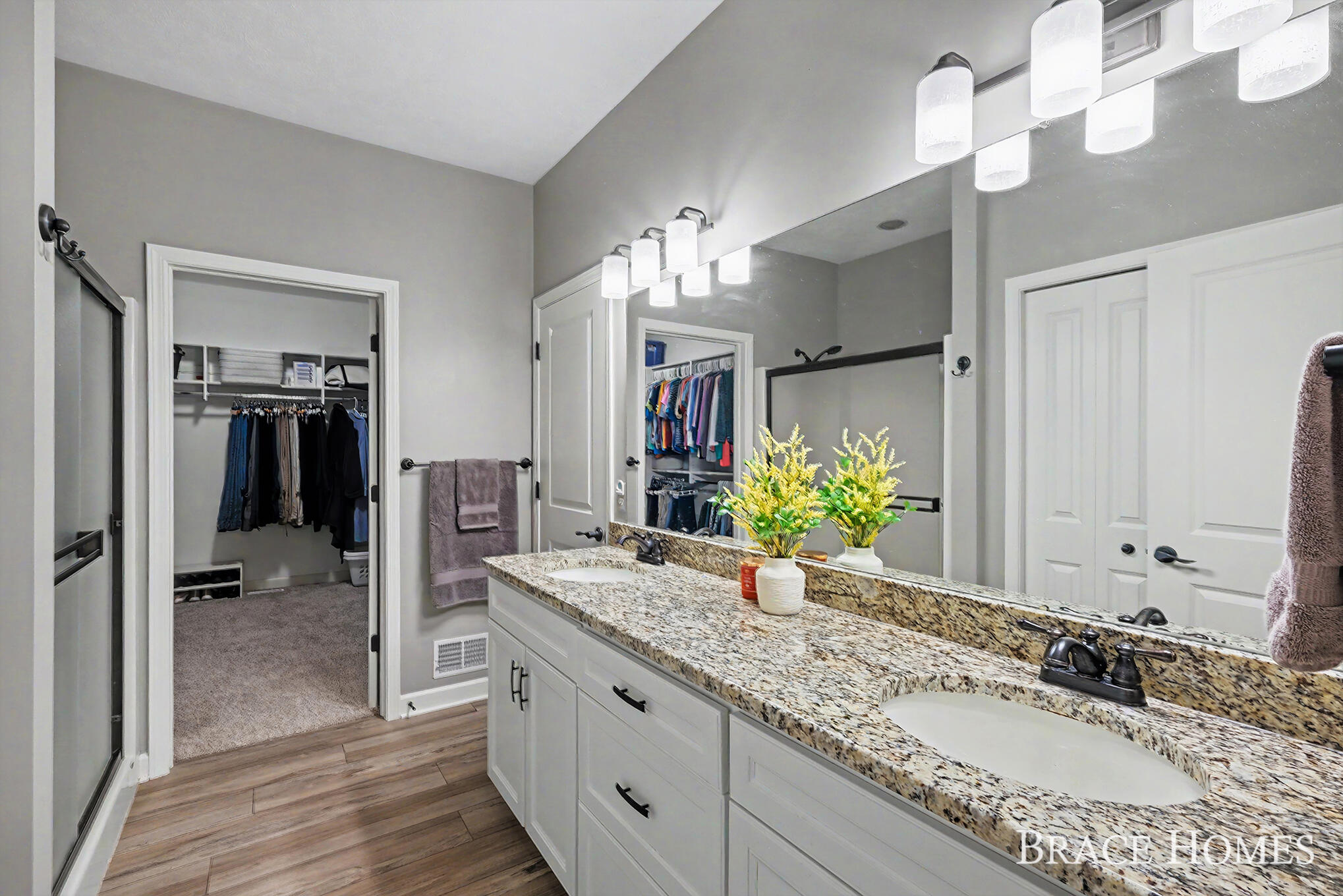 2902 Woodridge Circle NE Grand Rapids MI 49525