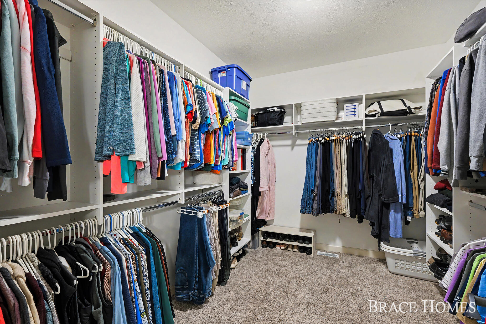 2902 Woodridge Circle NE Grand Rapids MI 49525