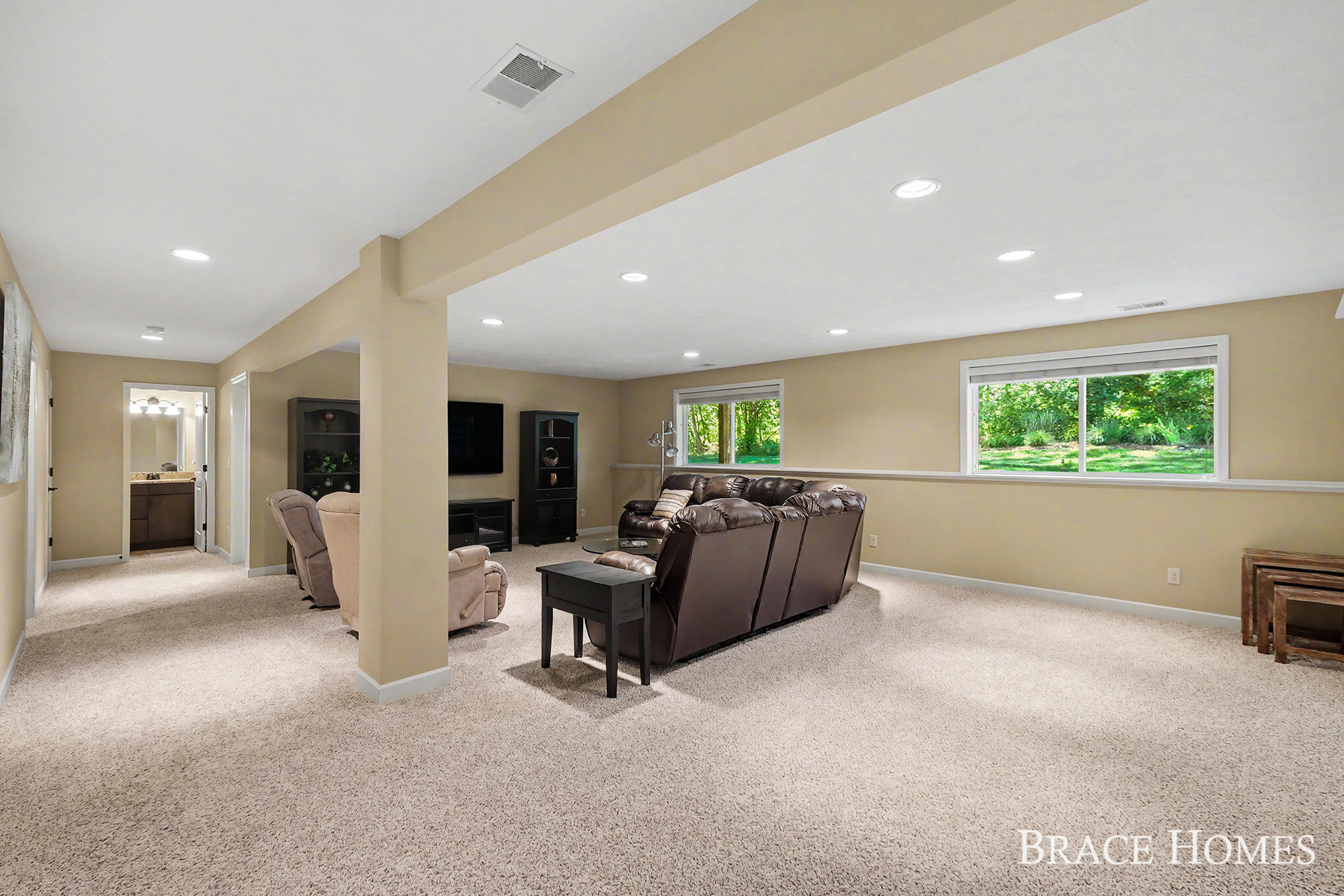 2902 Woodridge Circle NE Grand Rapids MI 49525