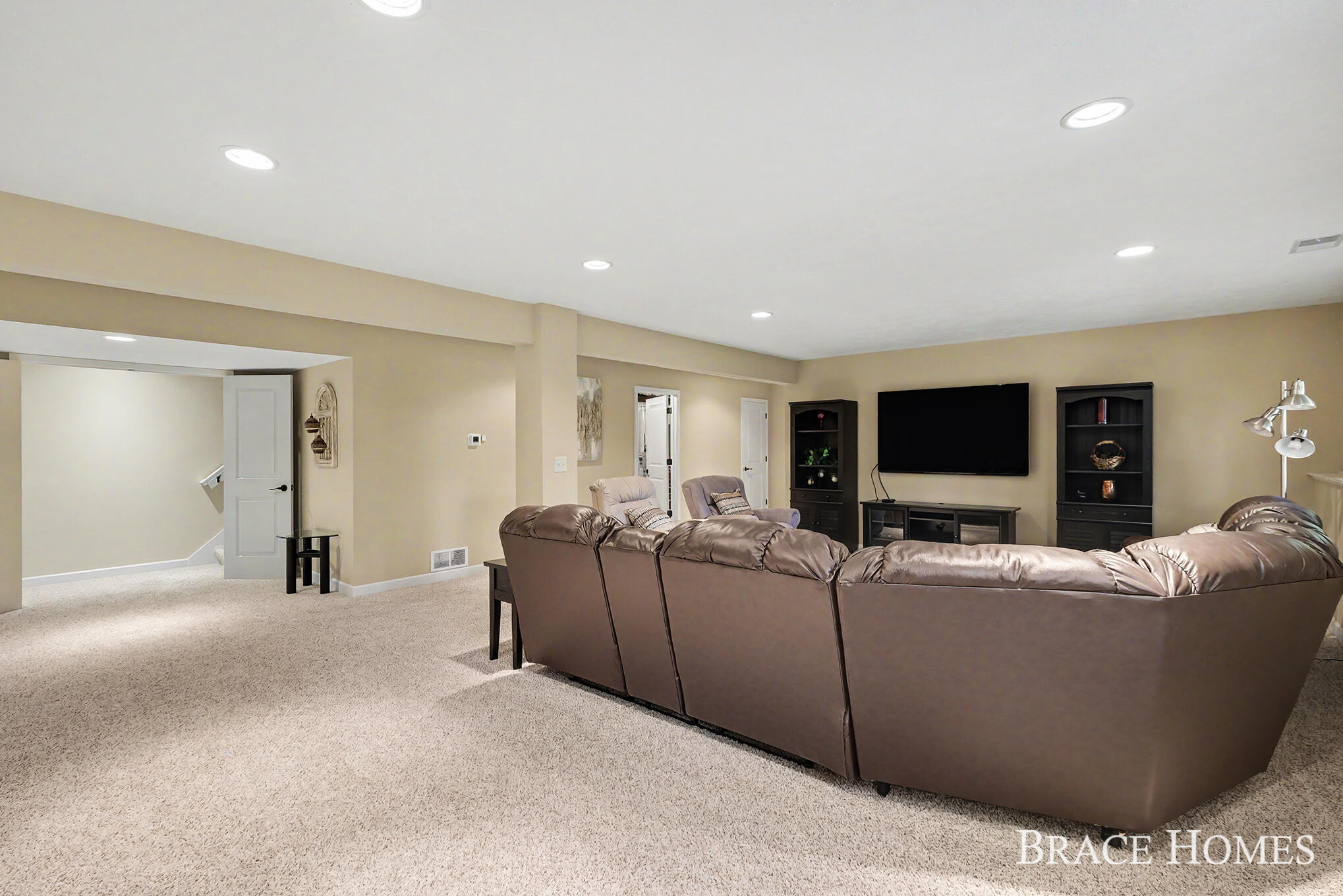 2902 Woodridge Circle NE Grand Rapids MI 49525