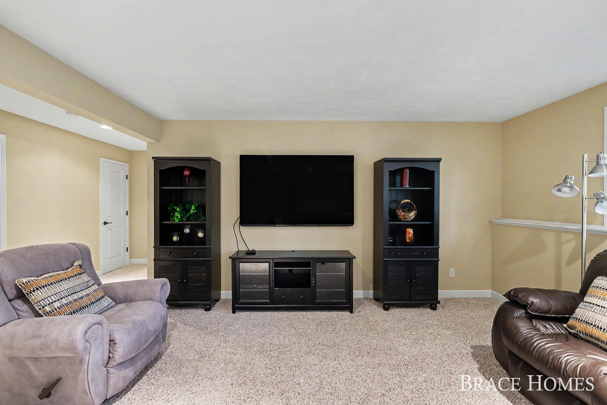 2902 Woodridge Circle NE Grand Rapids MI 49525