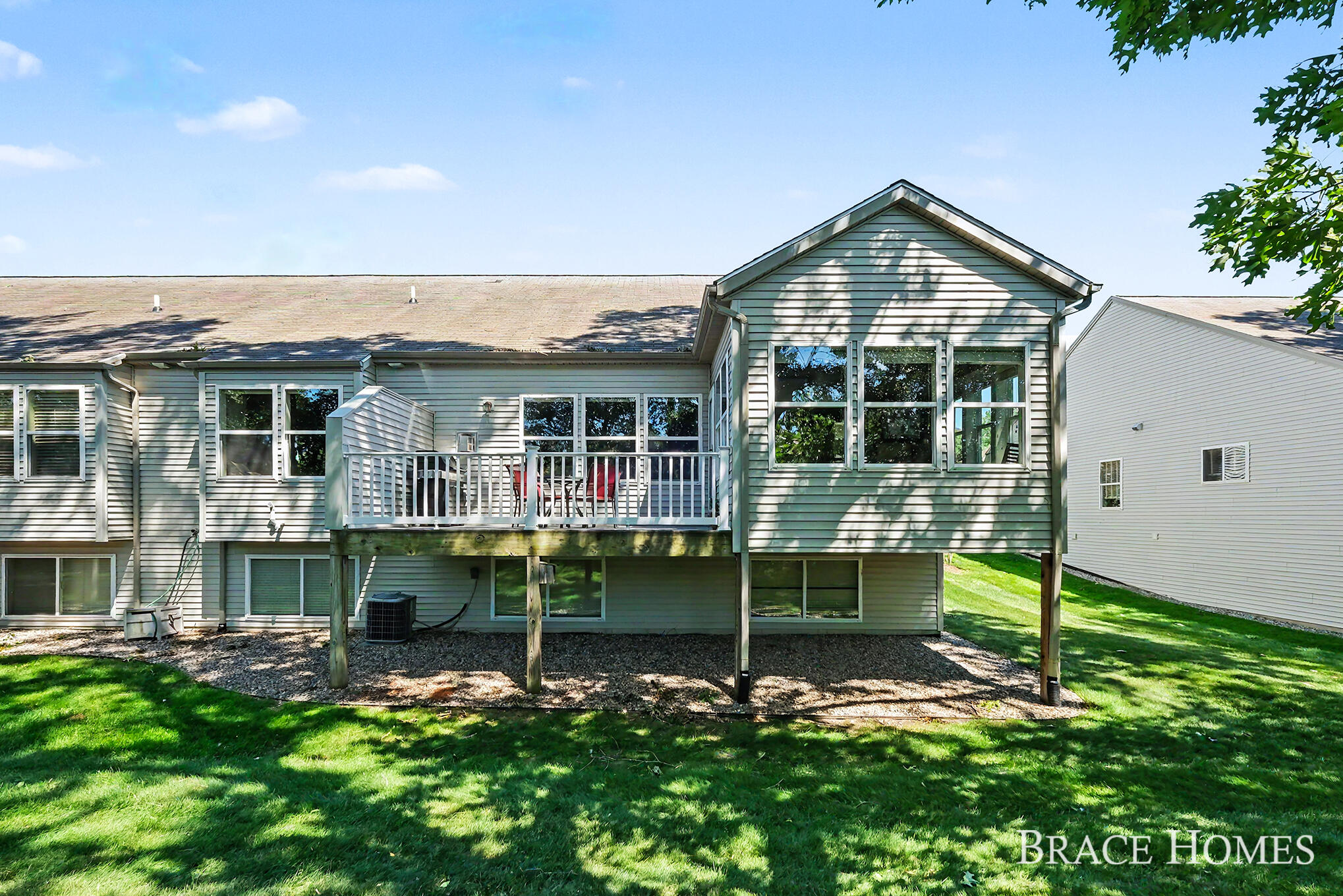 2902 Woodridge Circle NE Grand Rapids MI 49525
