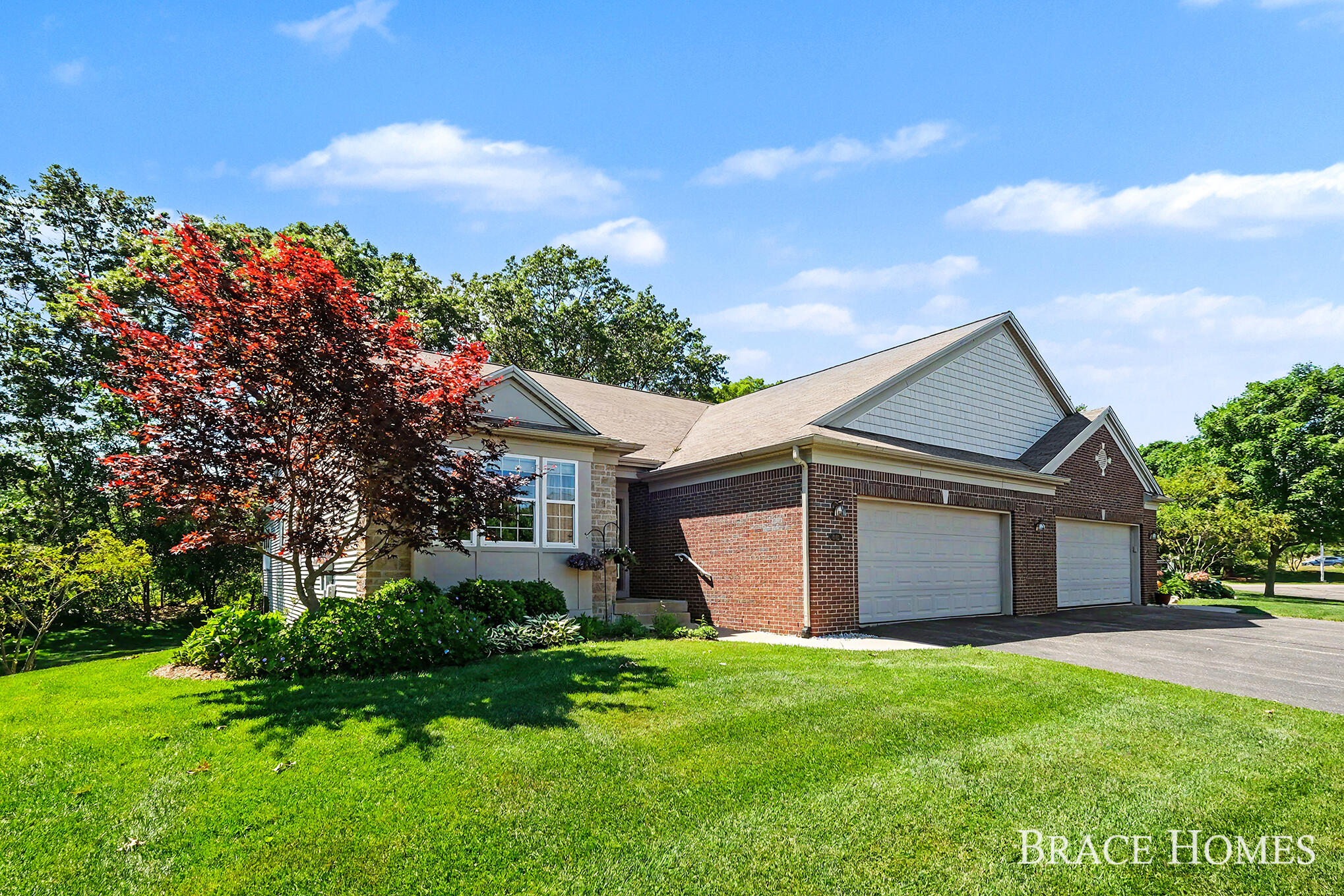 2902 Woodridge Circle NE Grand Rapids MI 49525