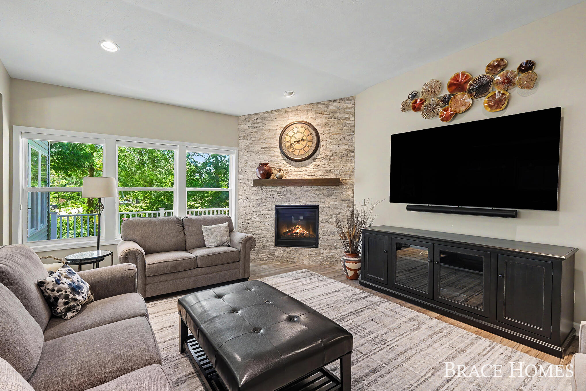 2902 Woodridge Circle NE Grand Rapids MI 49525