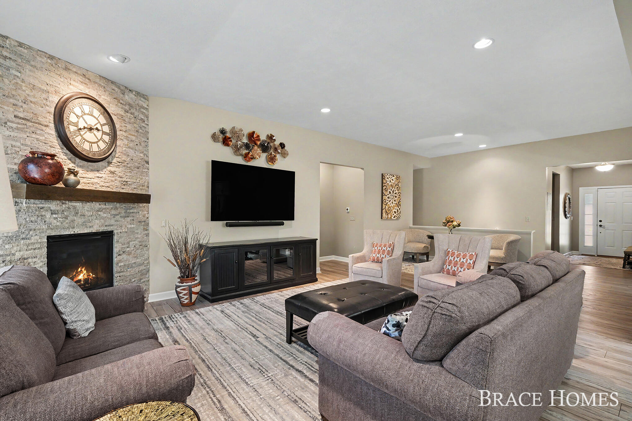 2902 Woodridge Circle NE Grand Rapids MI 49525