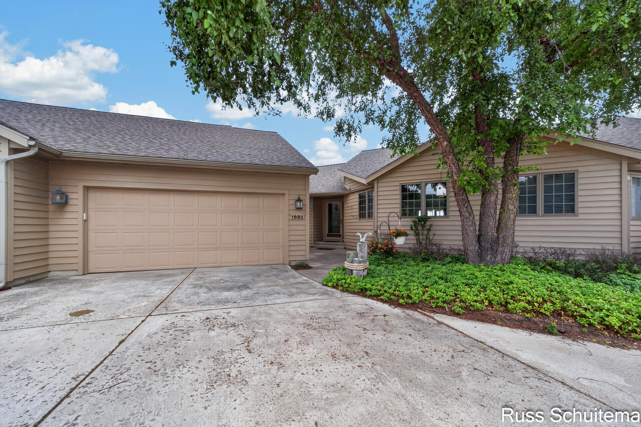 1682 W Harbour Towne Circle Muskegon MI 49441