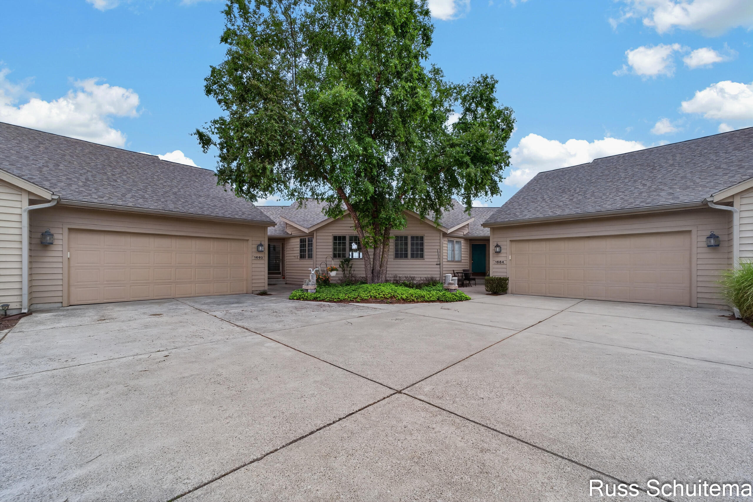 1682 W Harbour Towne Circle Muskegon MI 49441