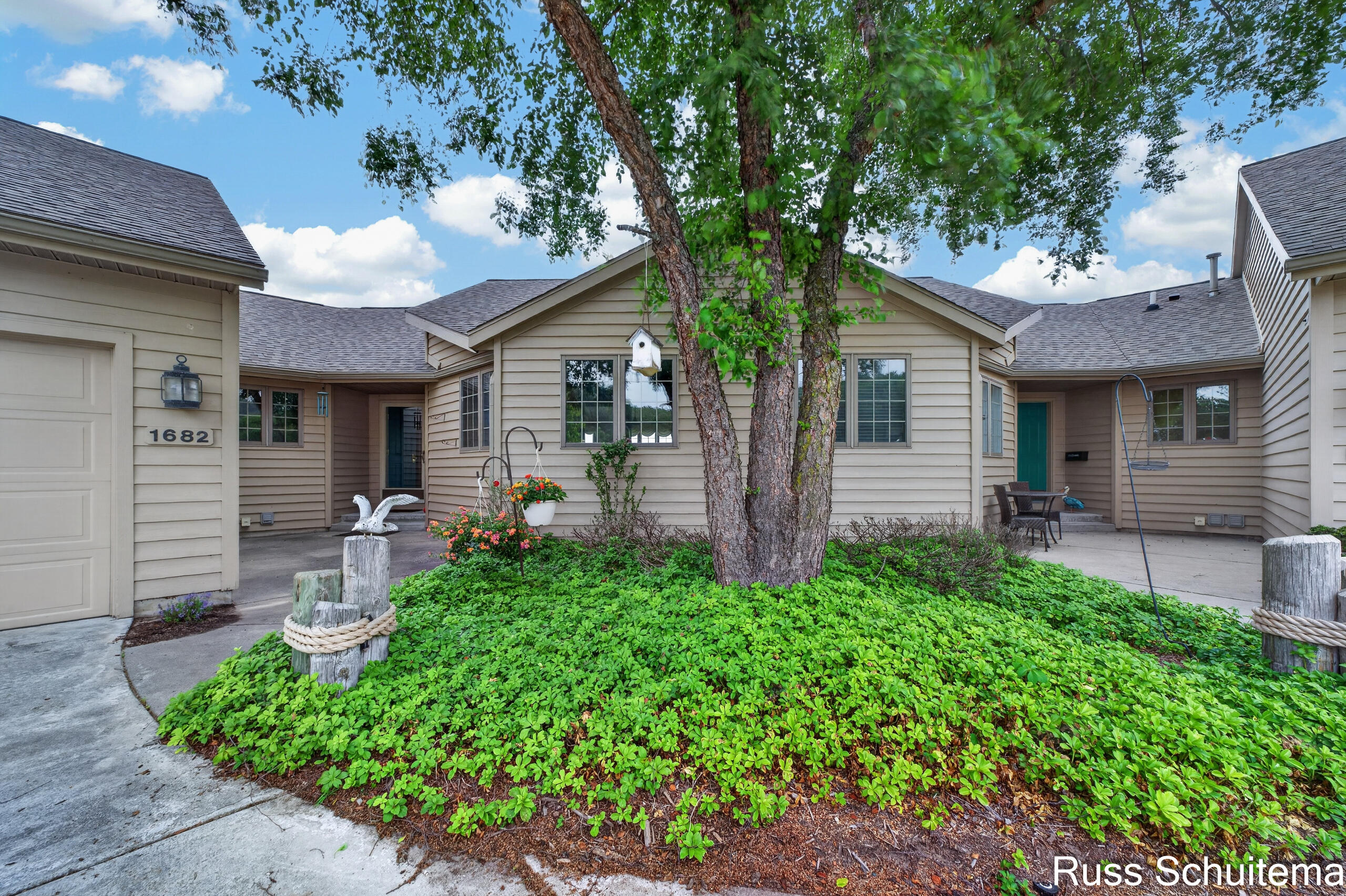 1682 W Harbour Towne Circle Muskegon MI 49441