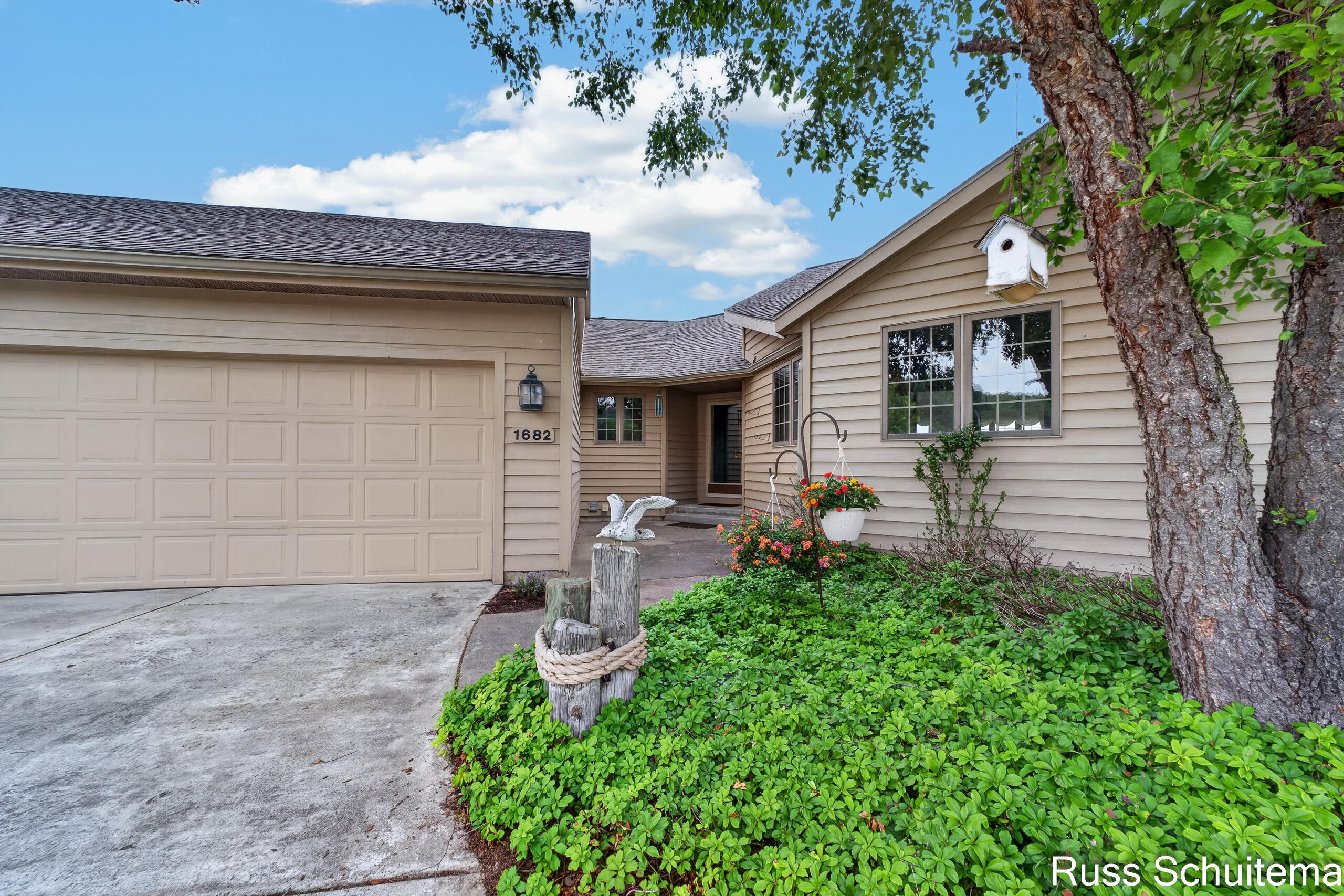 1682 W Harbour Towne Circle Muskegon MI 49441