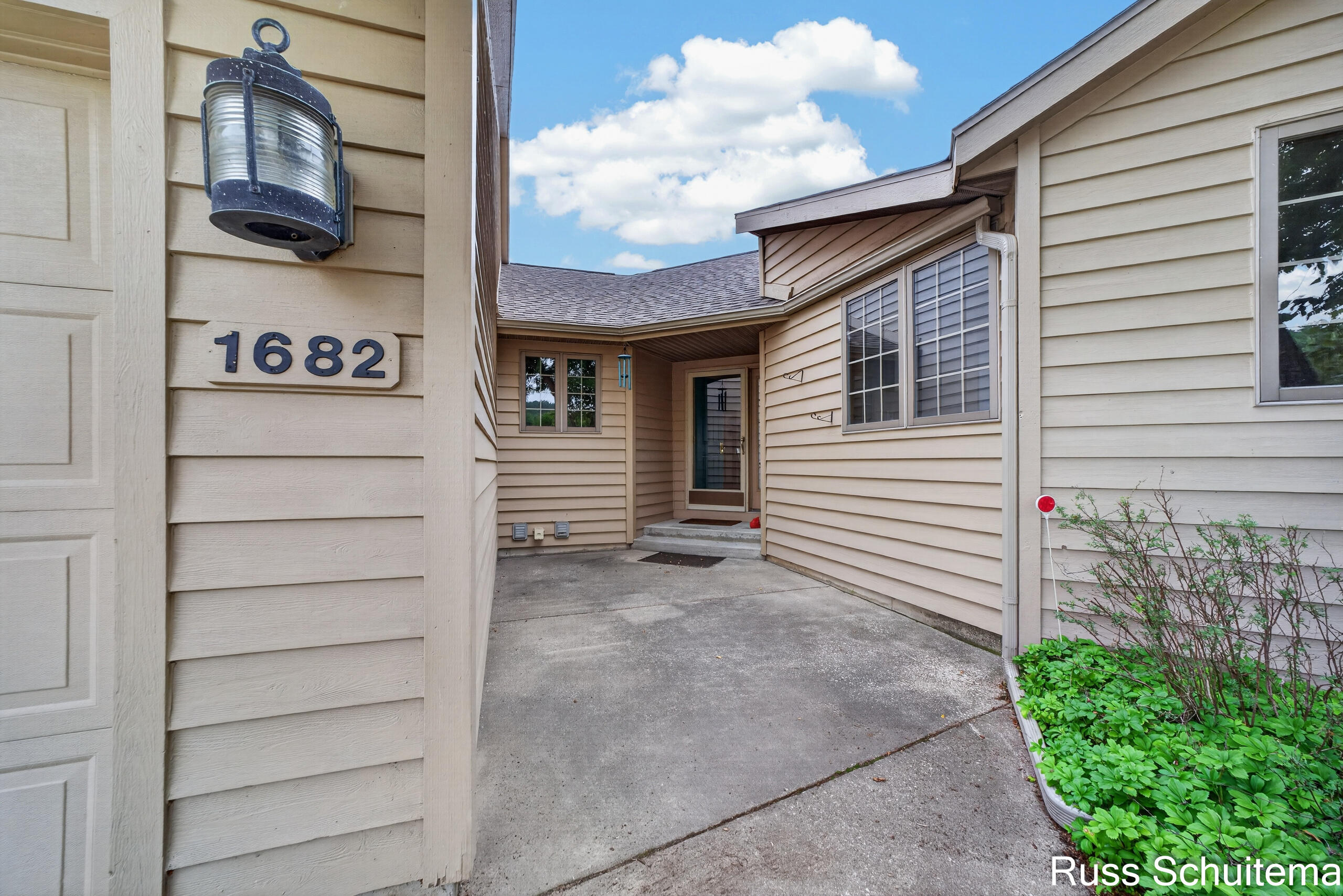 1682 W Harbour Towne Circle Muskegon MI 49441