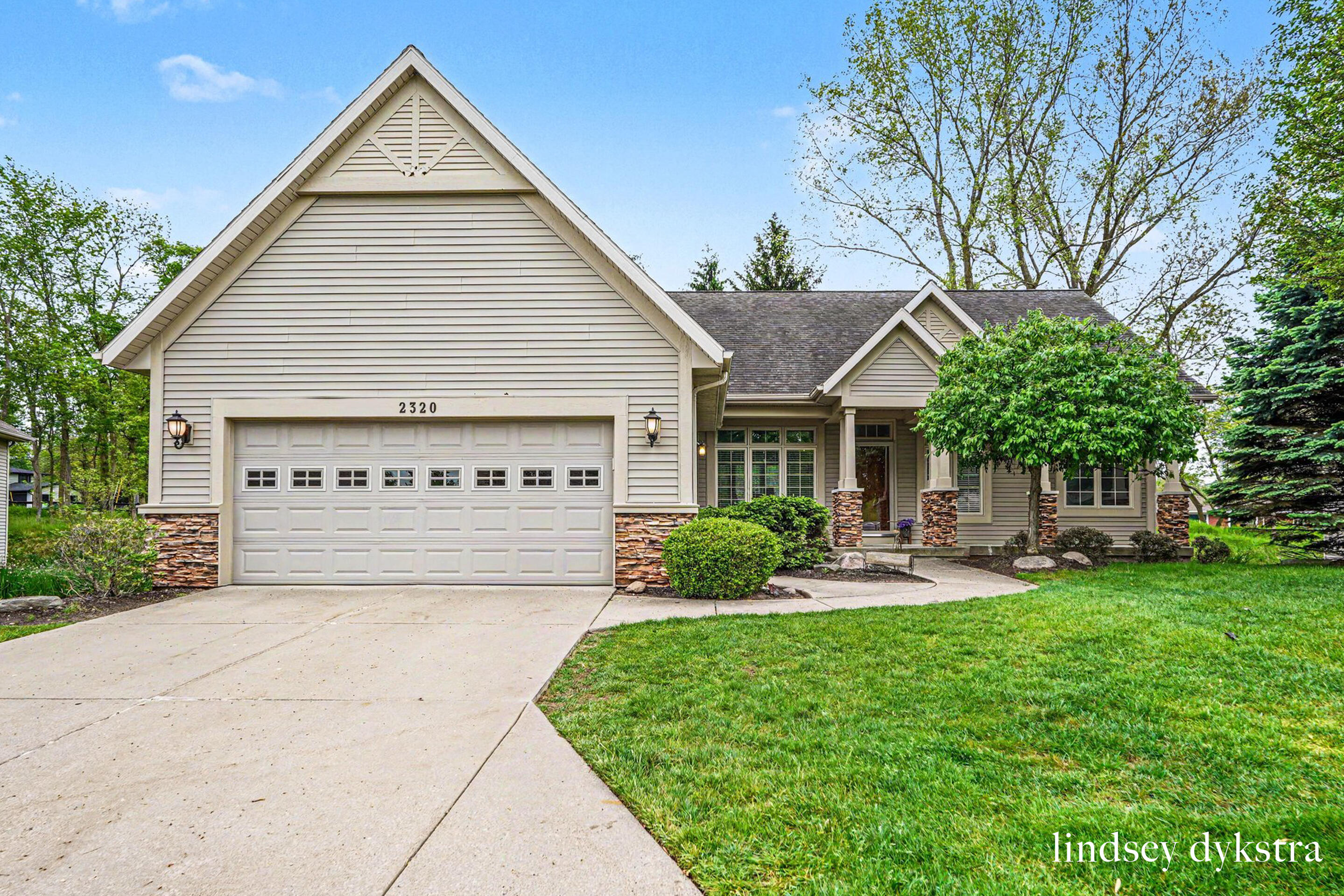 2320 Red Oak Court NW Grand Rapids MI 49504