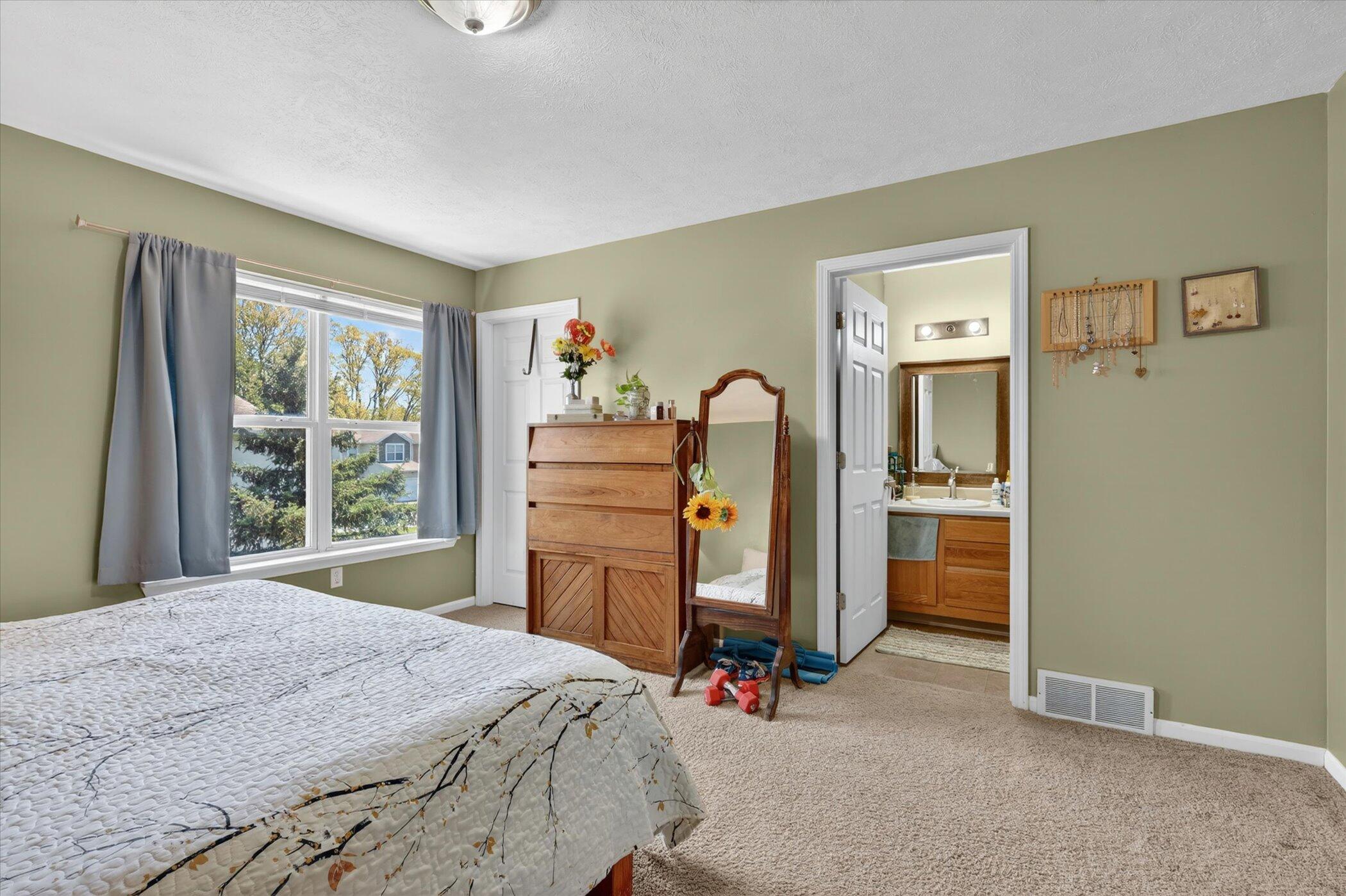 1790 Grand Court NE Grand Rapids MI 49525