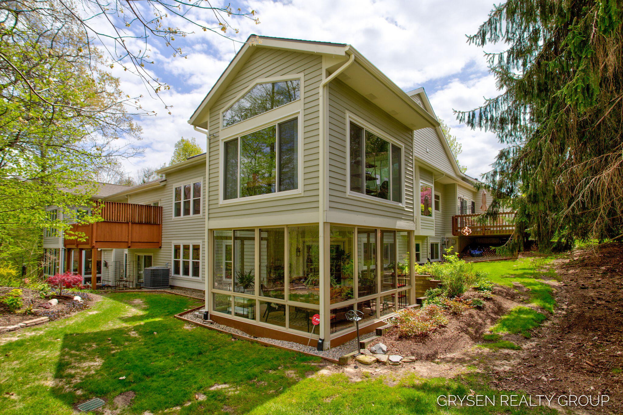 2137 Lamberton Creek Lane NE Grand Rapids MI 49505