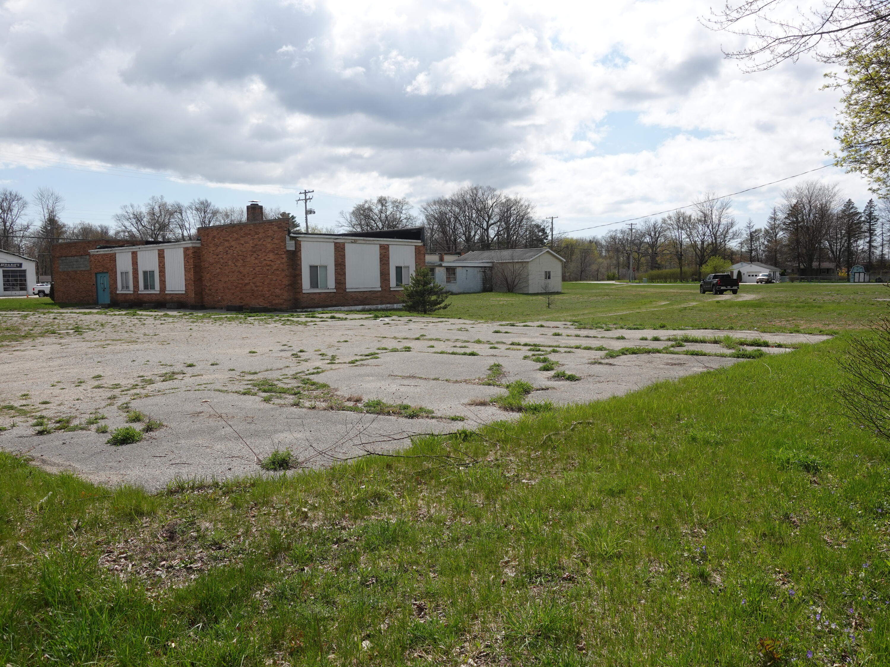3186 E Apple Avenue Muskegon MI 49442