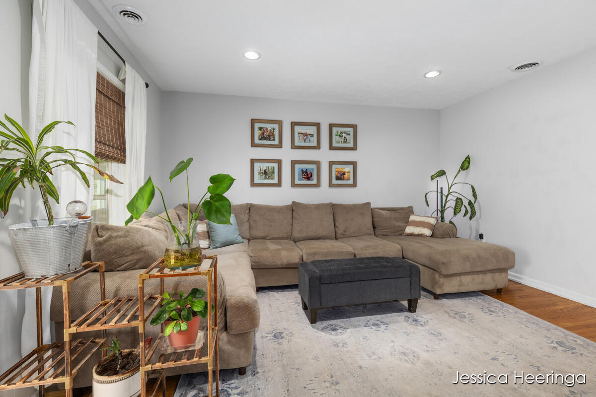 29 W Division Street NE Rockford MI 49341