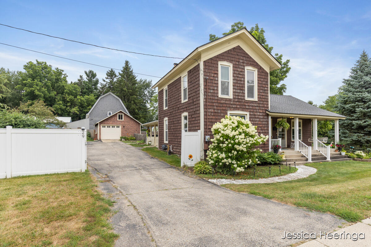 29 W Division Street NE Rockford MI 49341