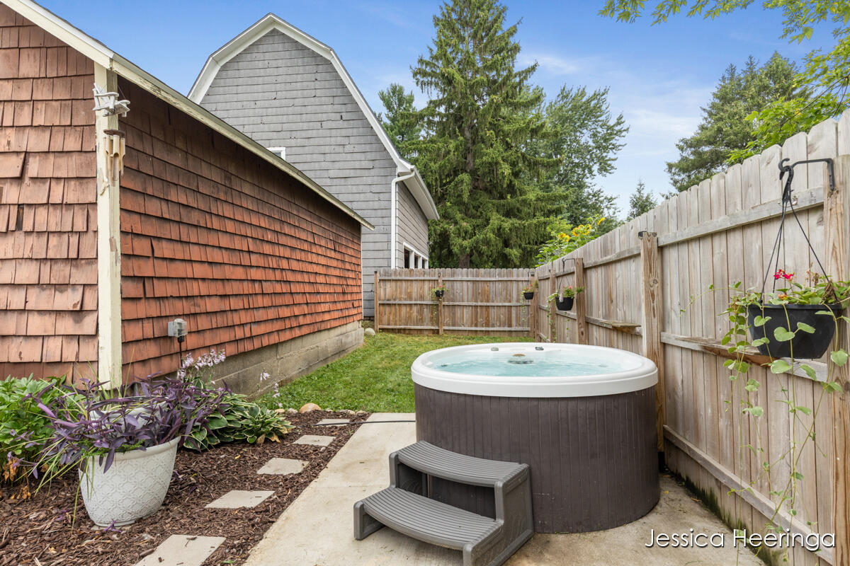 29 W Division Street NE Rockford MI 49341