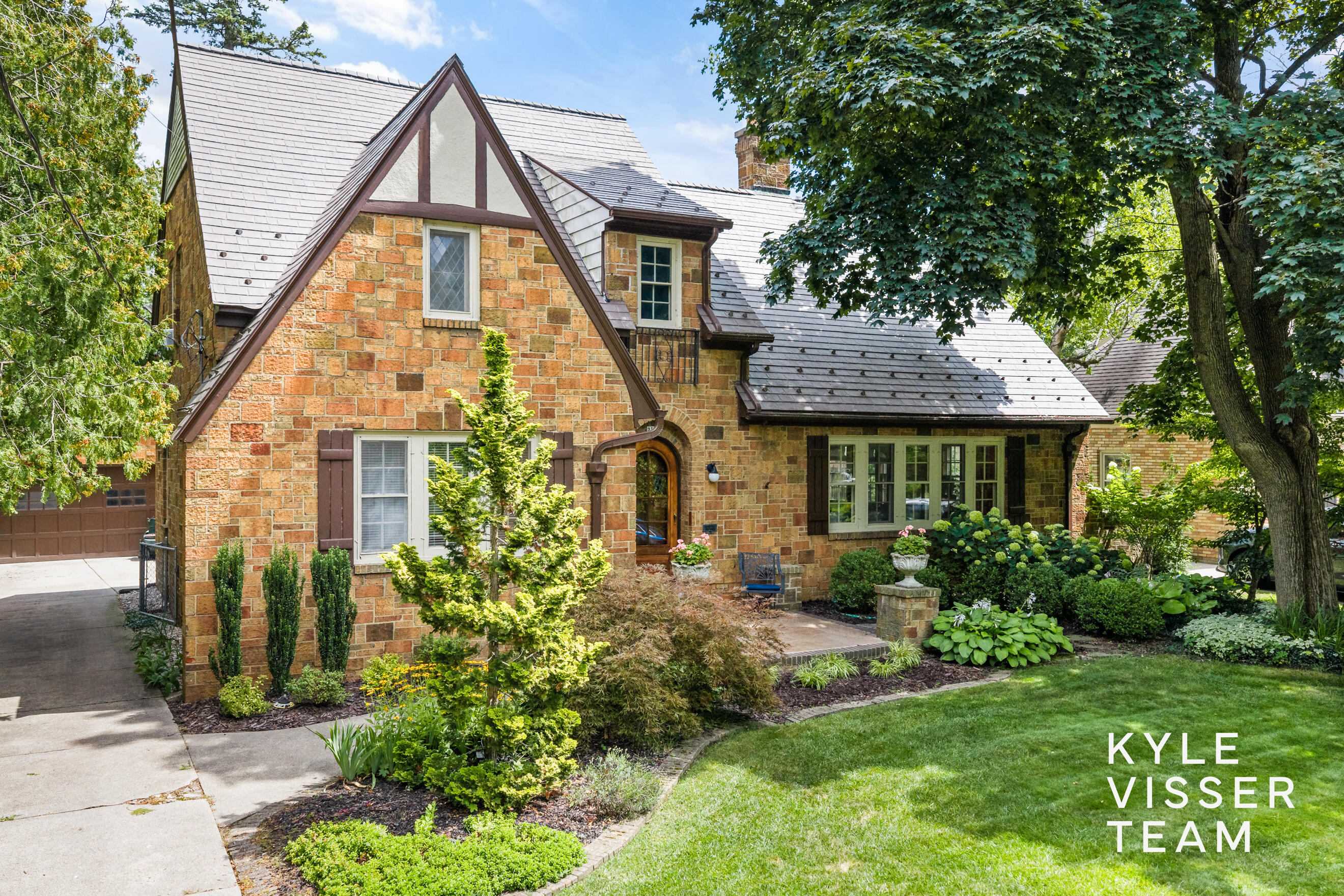 950 Pinecrest Avenue SE East Grand Rapids MI 49506