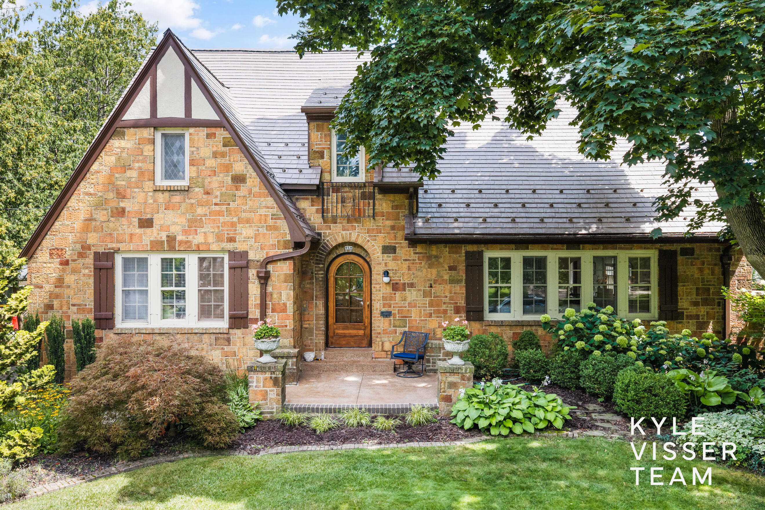 950 Pinecrest Avenue SE East Grand Rapids MI 49506