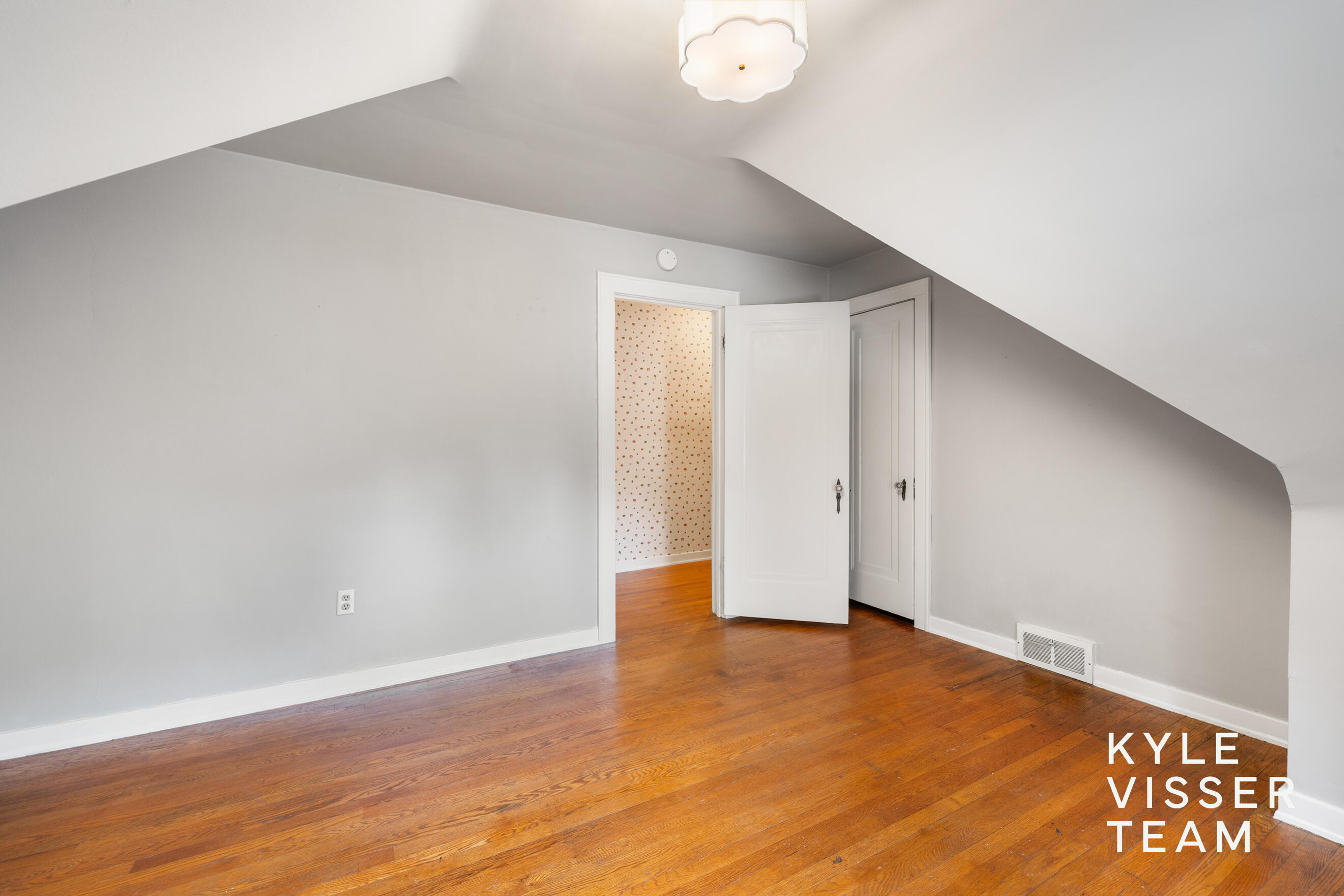 950 Pinecrest Avenue SE East Grand Rapids MI 49506