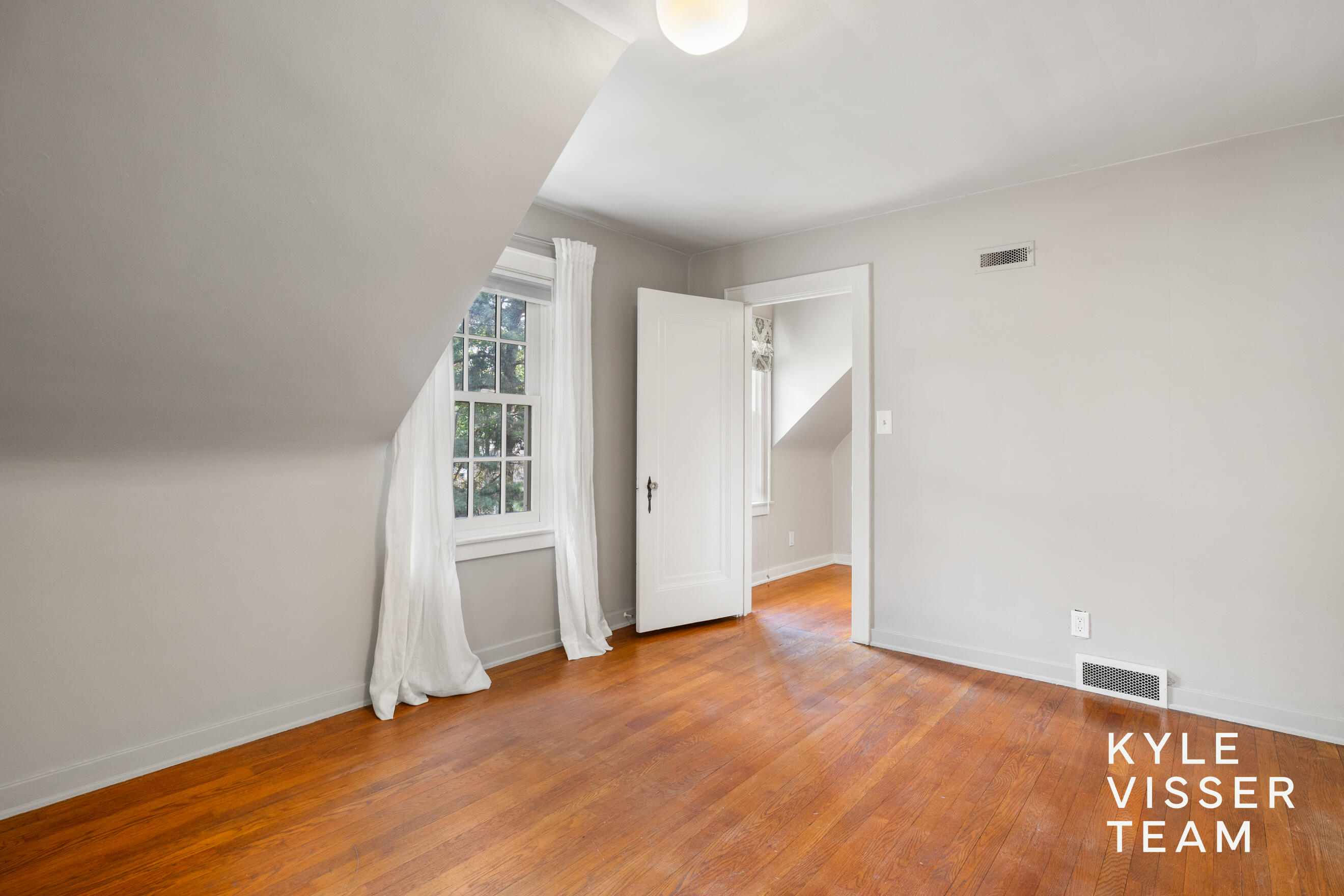 950 Pinecrest Avenue SE East Grand Rapids MI 49506