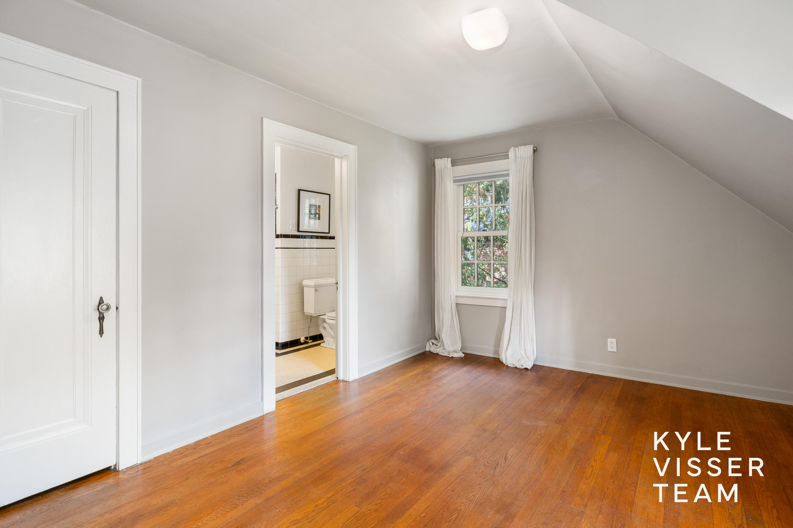 950 Pinecrest Avenue SE East Grand Rapids MI 49506