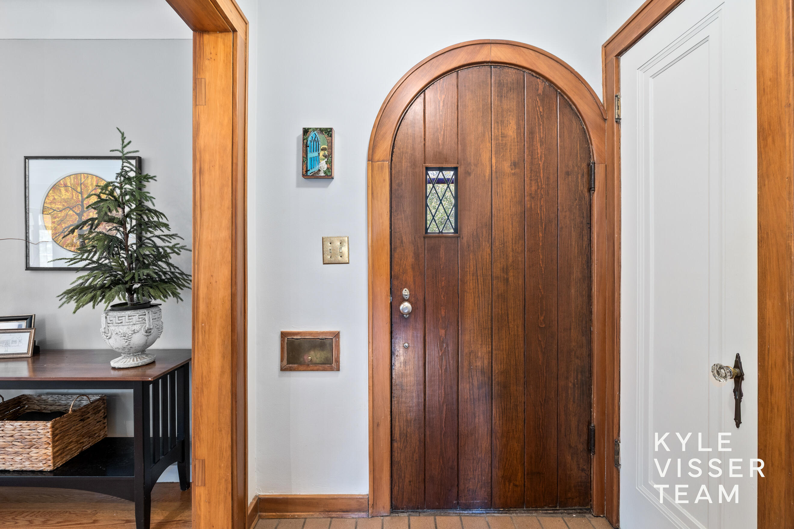 950 Pinecrest Avenue SE East Grand Rapids MI 49506