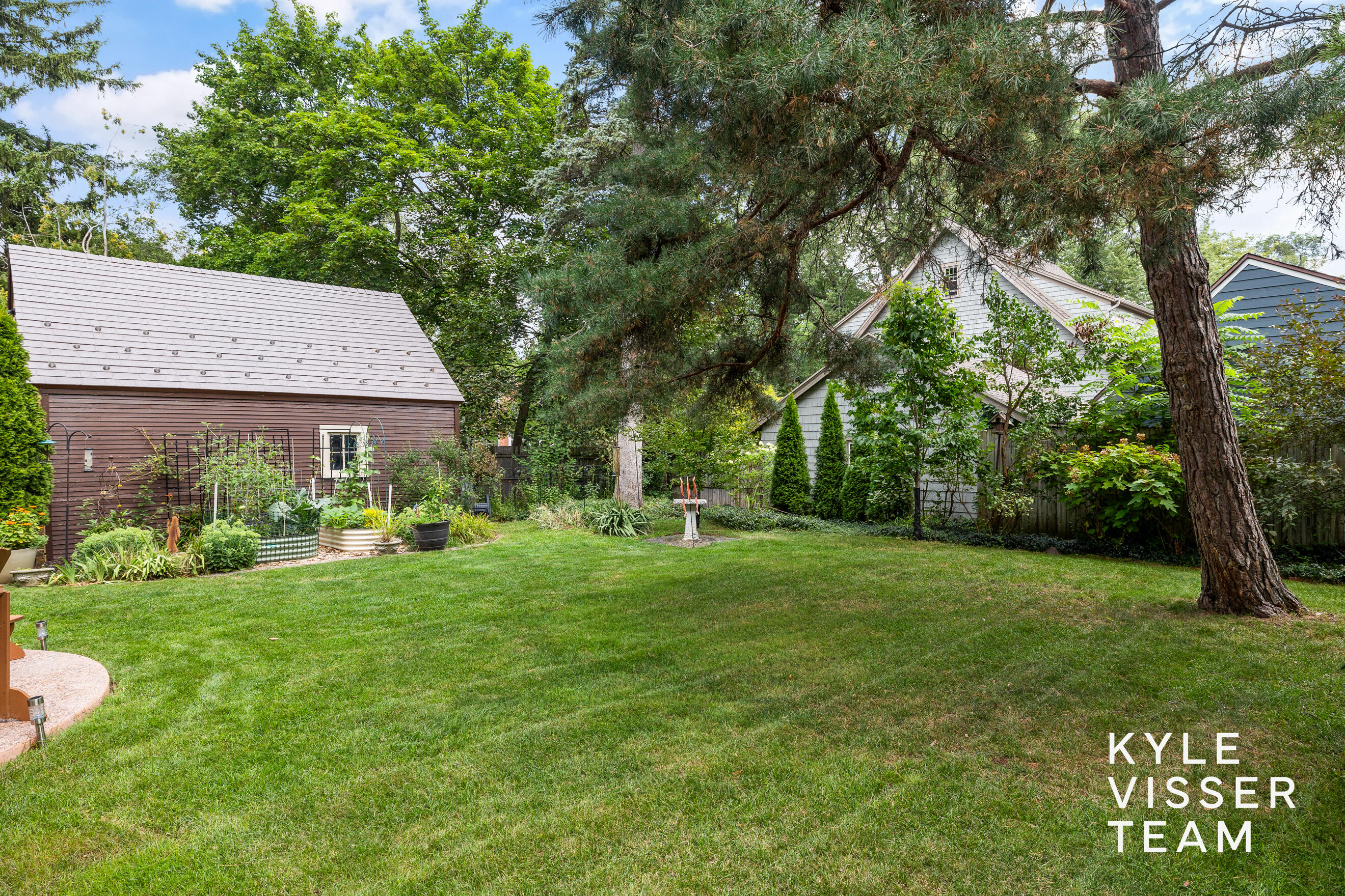 950 Pinecrest Avenue SE East Grand Rapids MI 49506