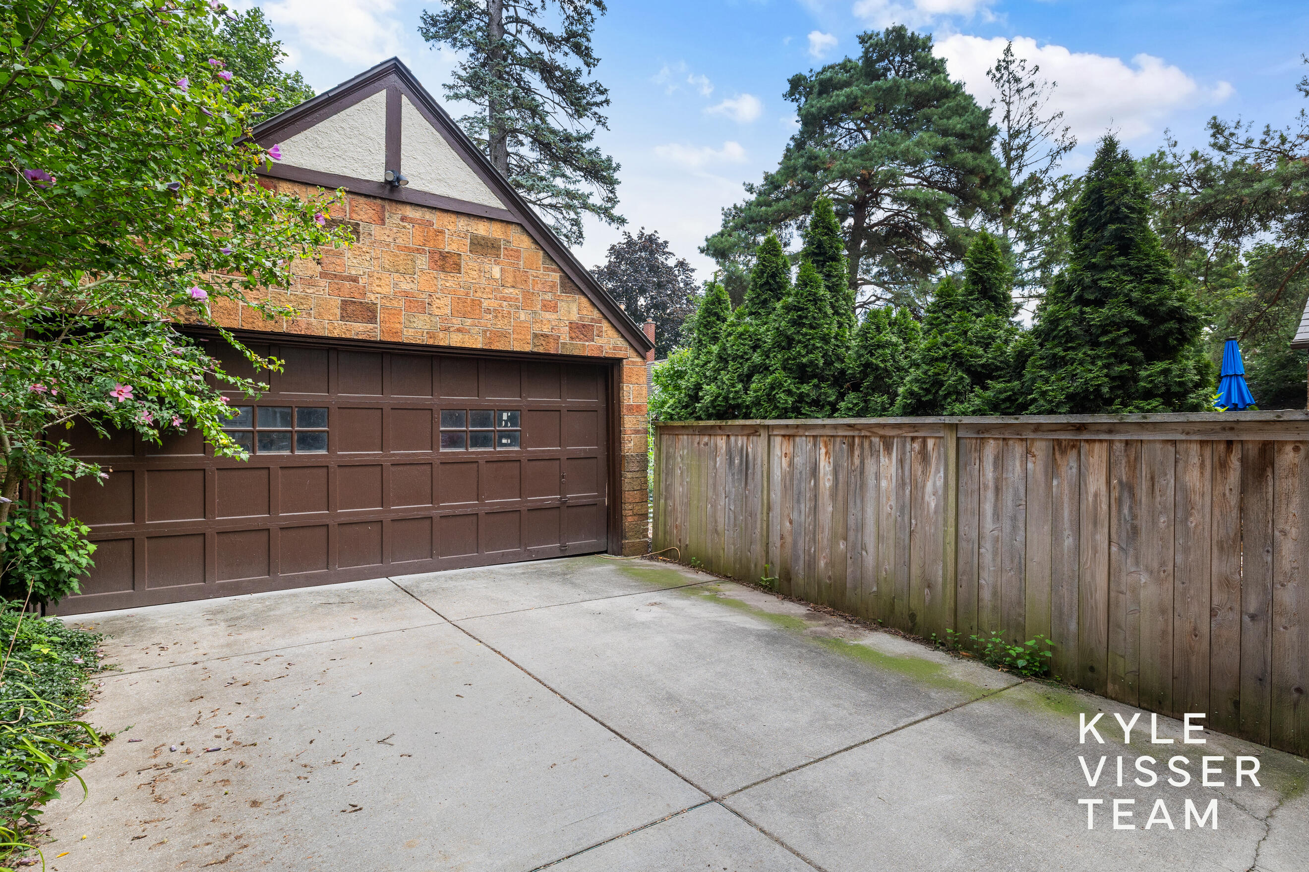 950 Pinecrest Avenue SE East Grand Rapids MI 49506