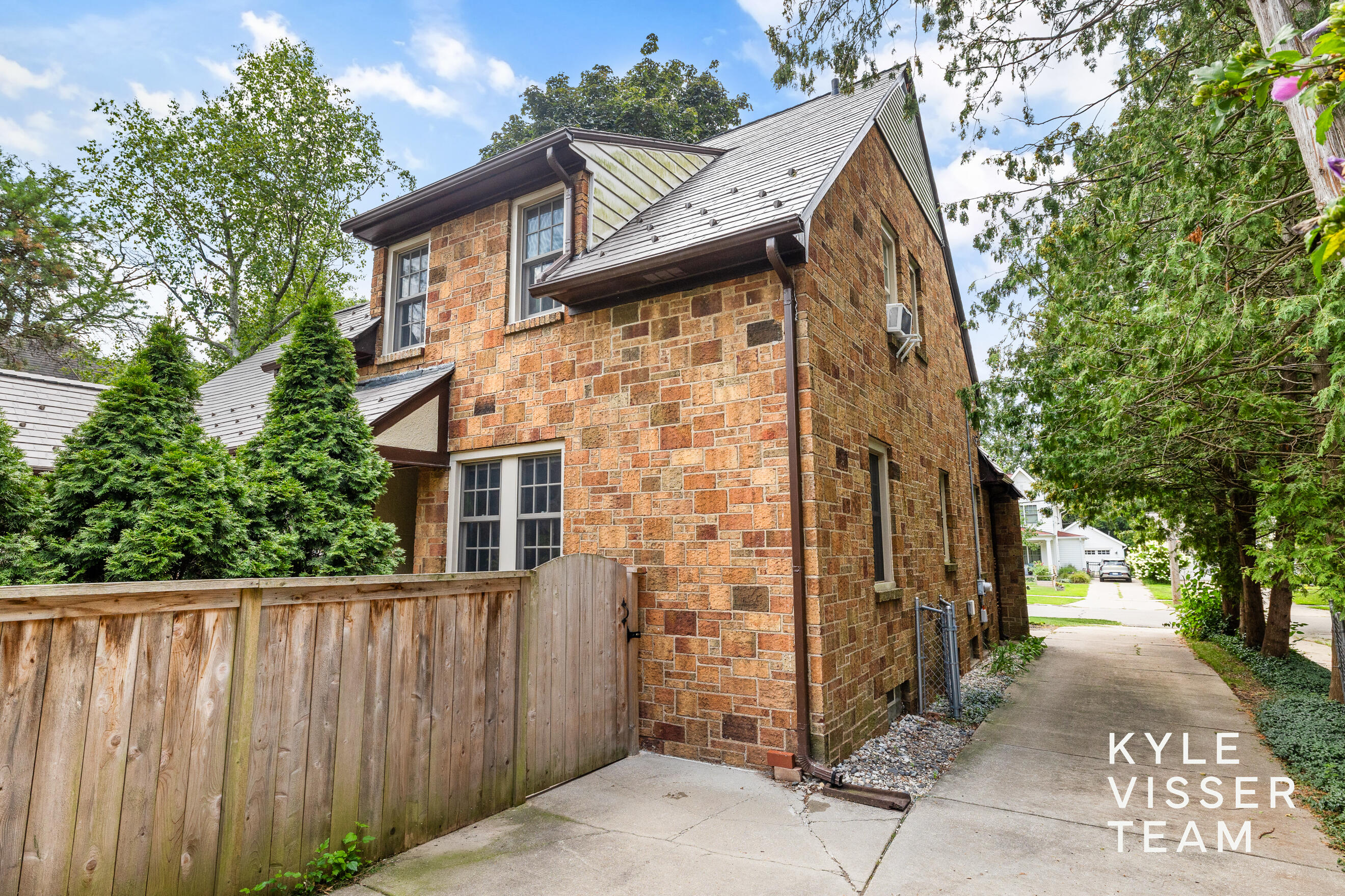 950 Pinecrest Avenue SE East Grand Rapids MI 49506