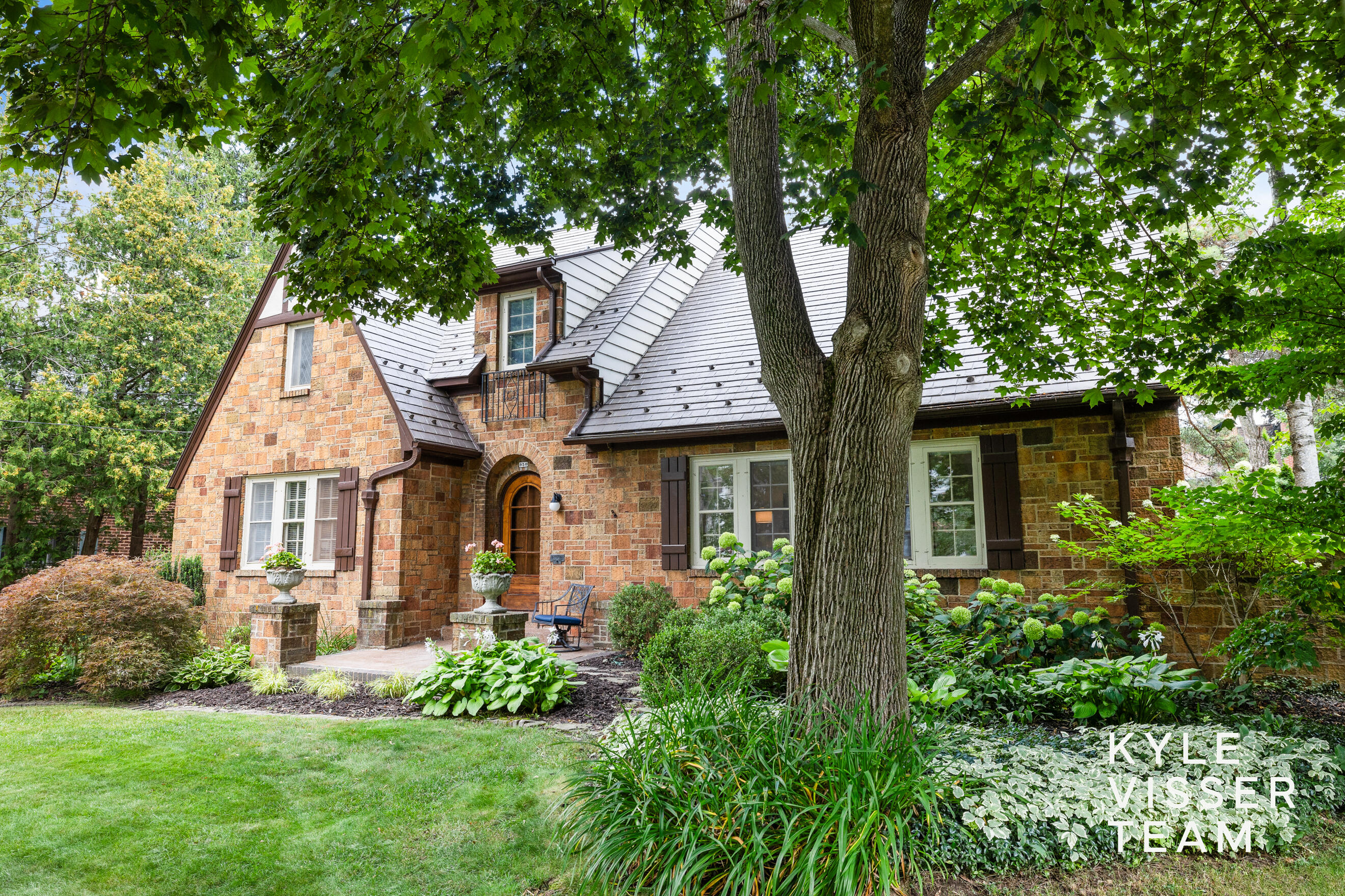 950 Pinecrest Avenue SE East Grand Rapids MI 49506