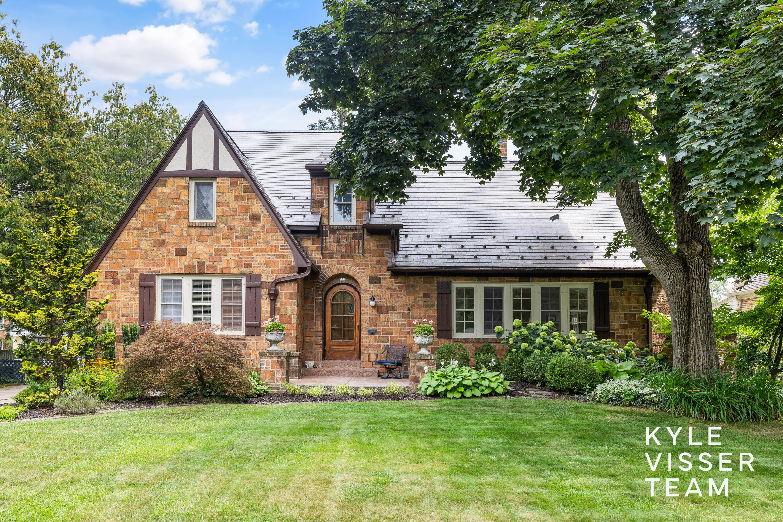 950 Pinecrest Avenue SE East Grand Rapids MI 49506