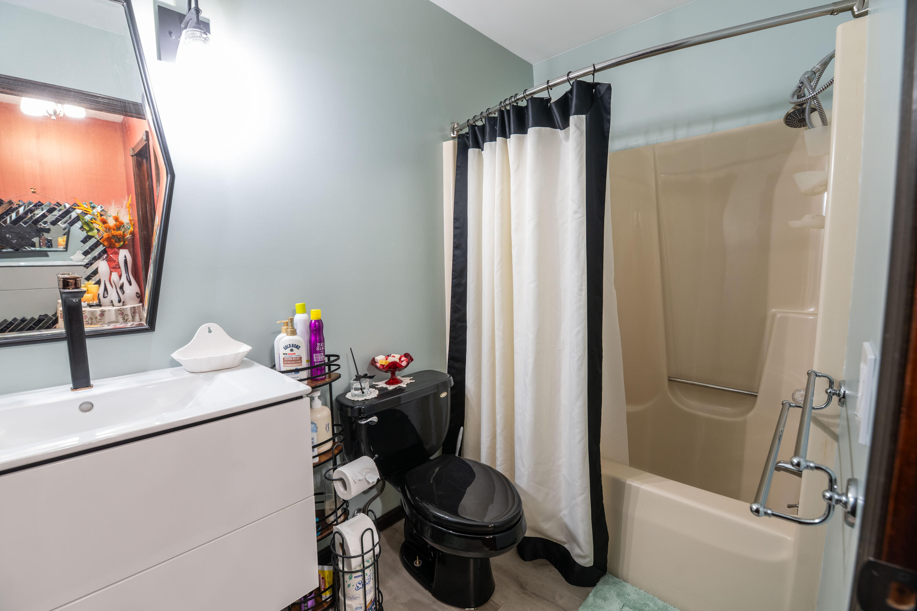 989 NE Mccabe Avenue NE Ada MI 49301
