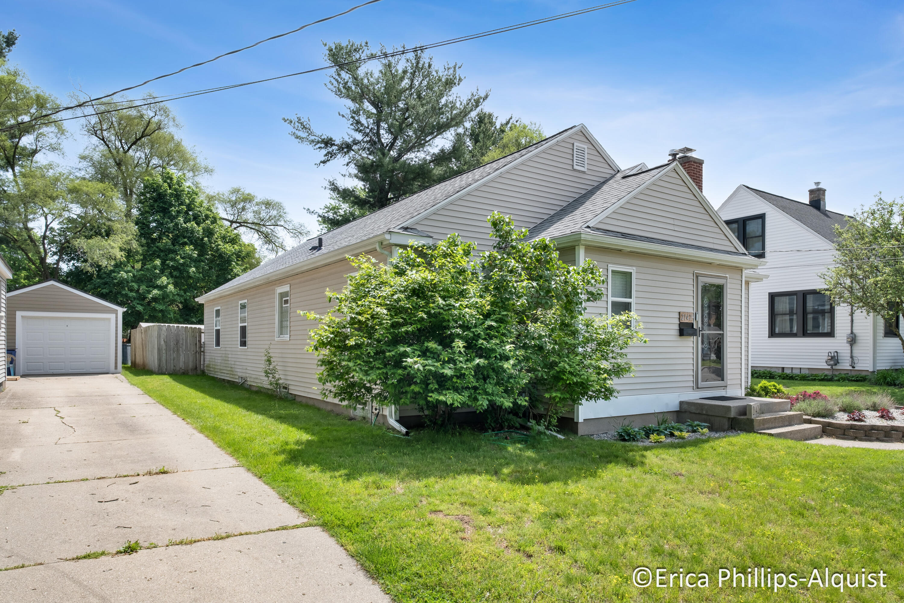 2142 Emerald Avenue NE Grand Rapids MI 49505